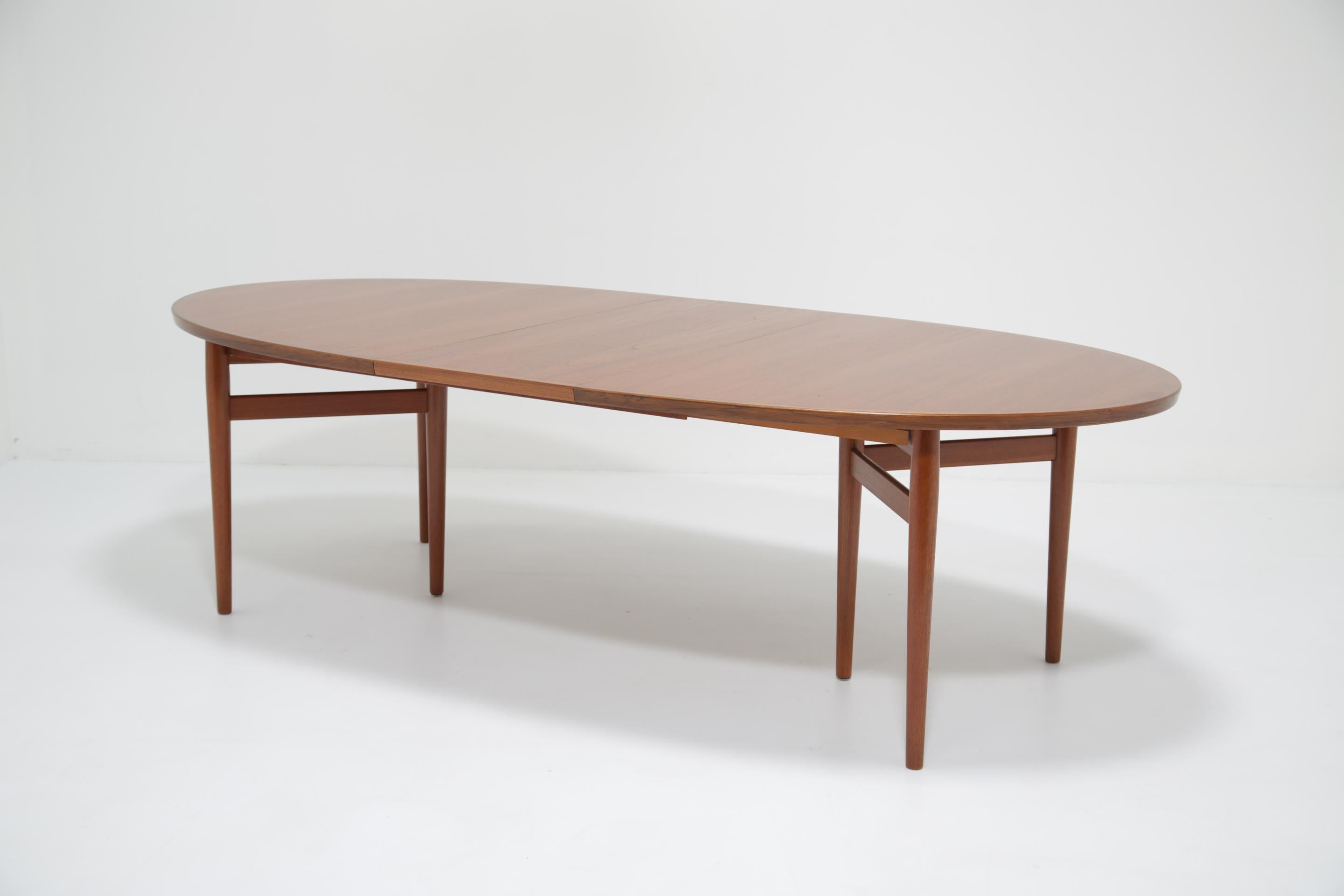 Mid-Century Oval Extending Teak Dining Table Model 212 by Arne Vodder, 1960s In Good Condition For Sale In Dublin 8, IE