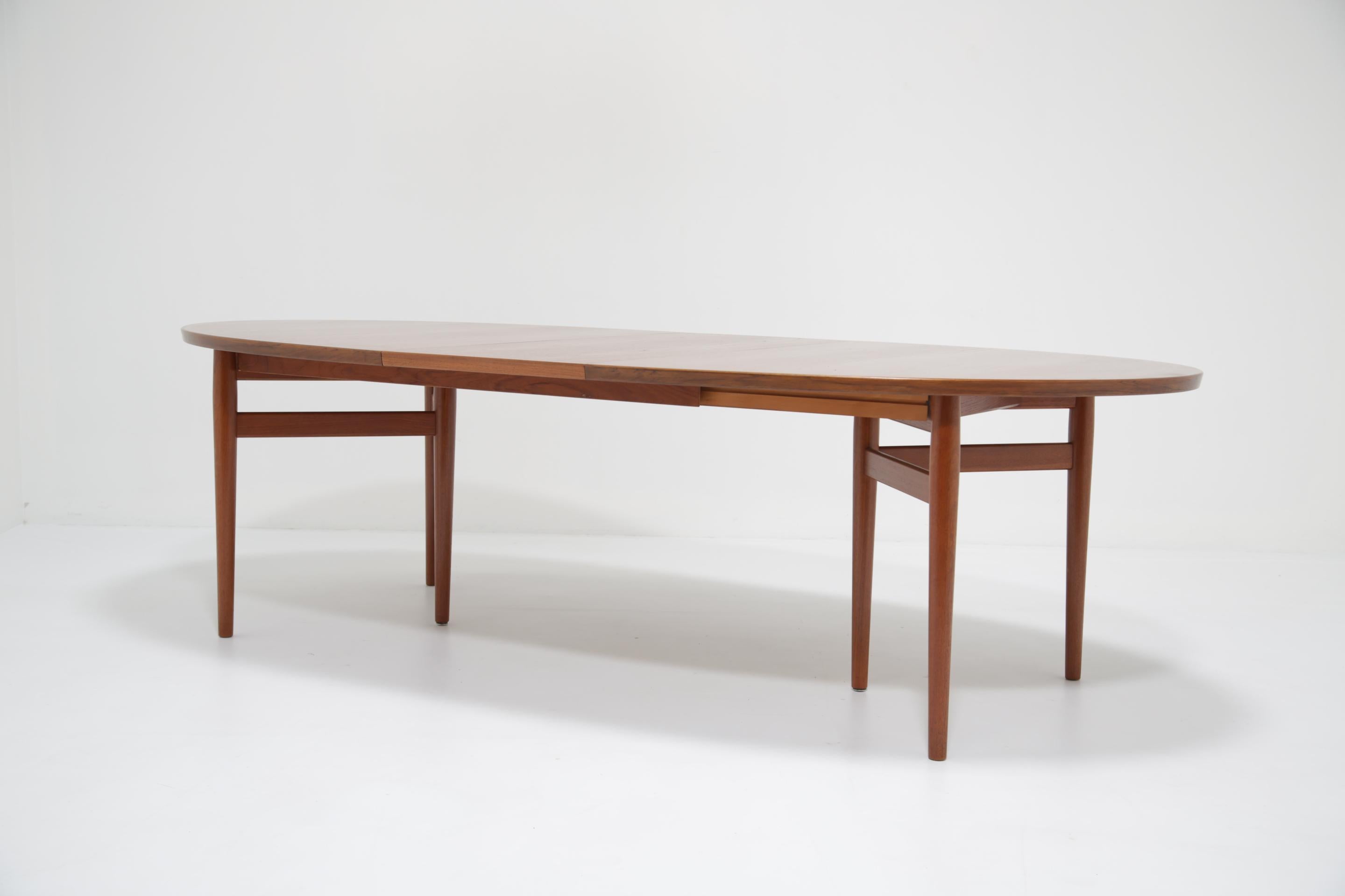 20th Century Mid-Century Oval Extending Teak Dining Table Model 212 by Arne Vodder, 1960s For Sale