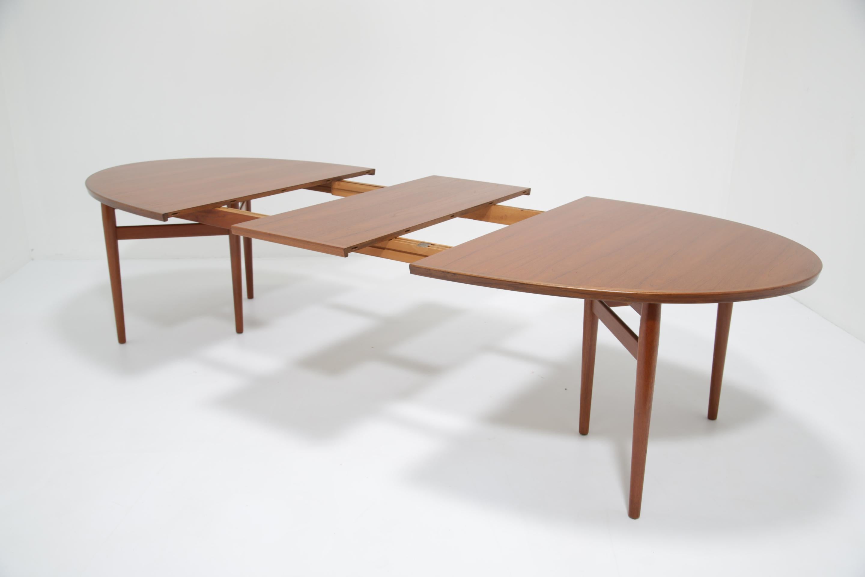 Mid-Century Oval Extending Teak Dining Table Model 212 by Arne Vodder, 1960s For Sale 1