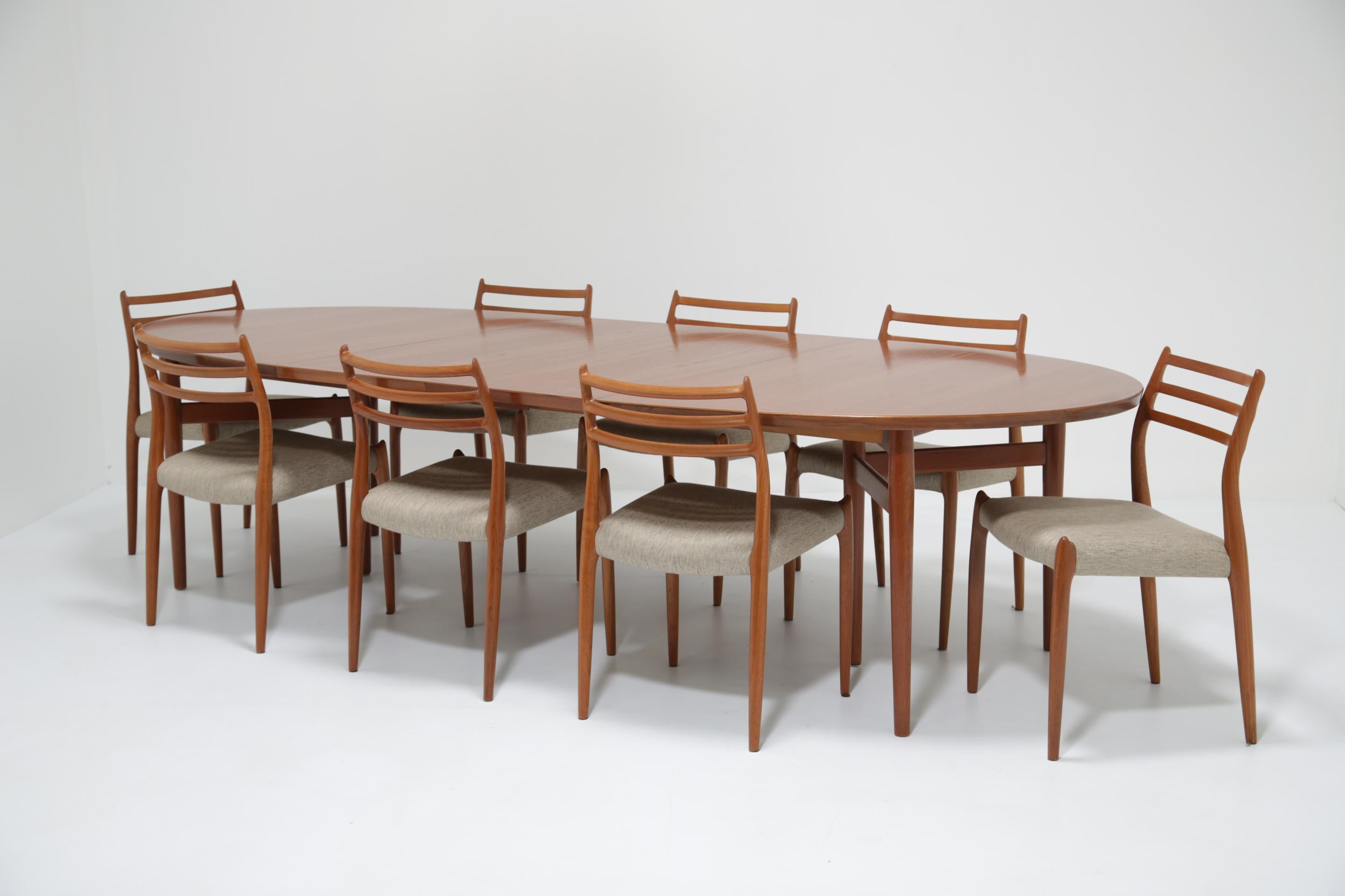 Mid-Century Oval Extending Teak Dining Table Model 212 by Arne Vodder, 1960s For Sale 2