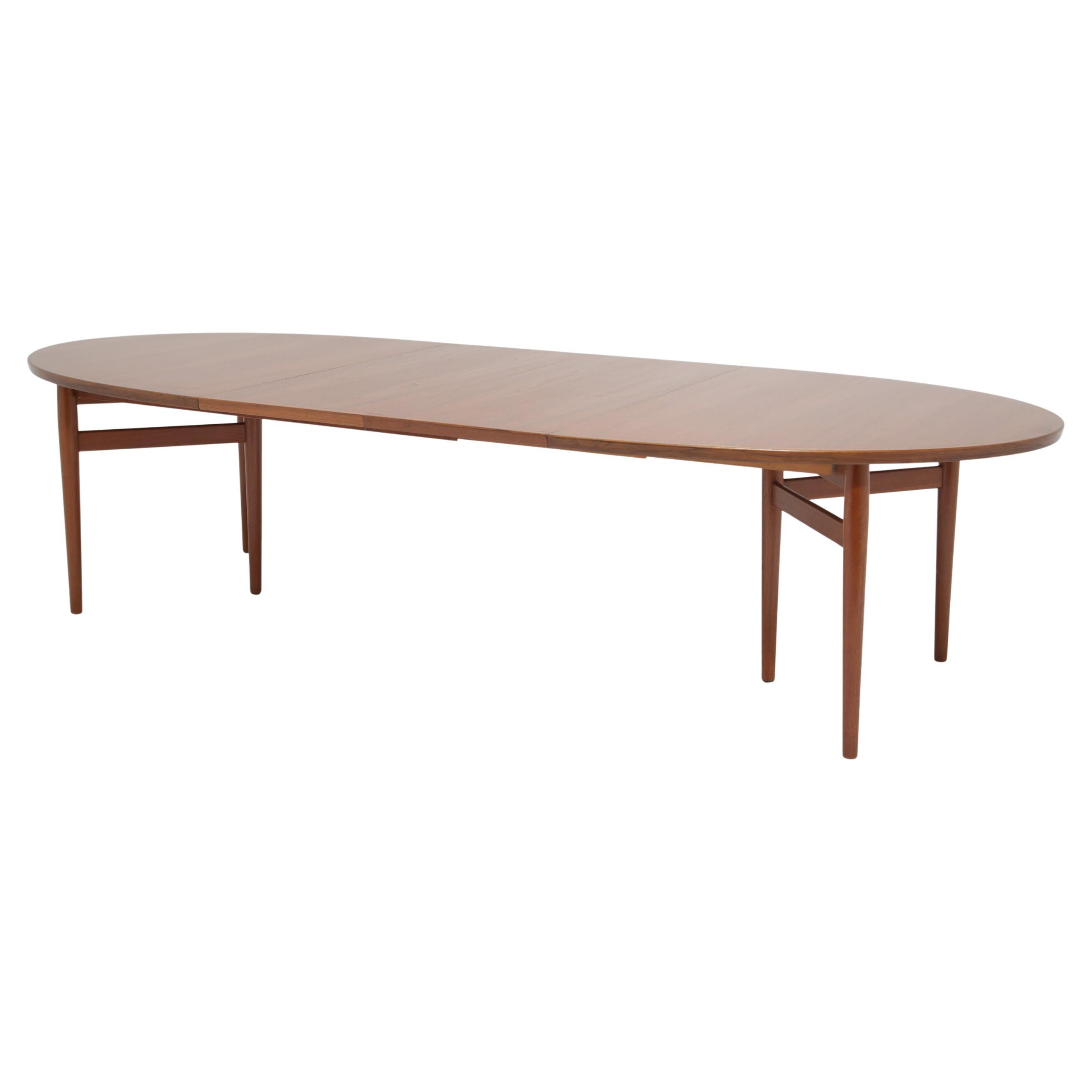 Mid-Century Oval Extending Teak Dining Table Model 212 by Arne Vodder, 1960s For Sale
