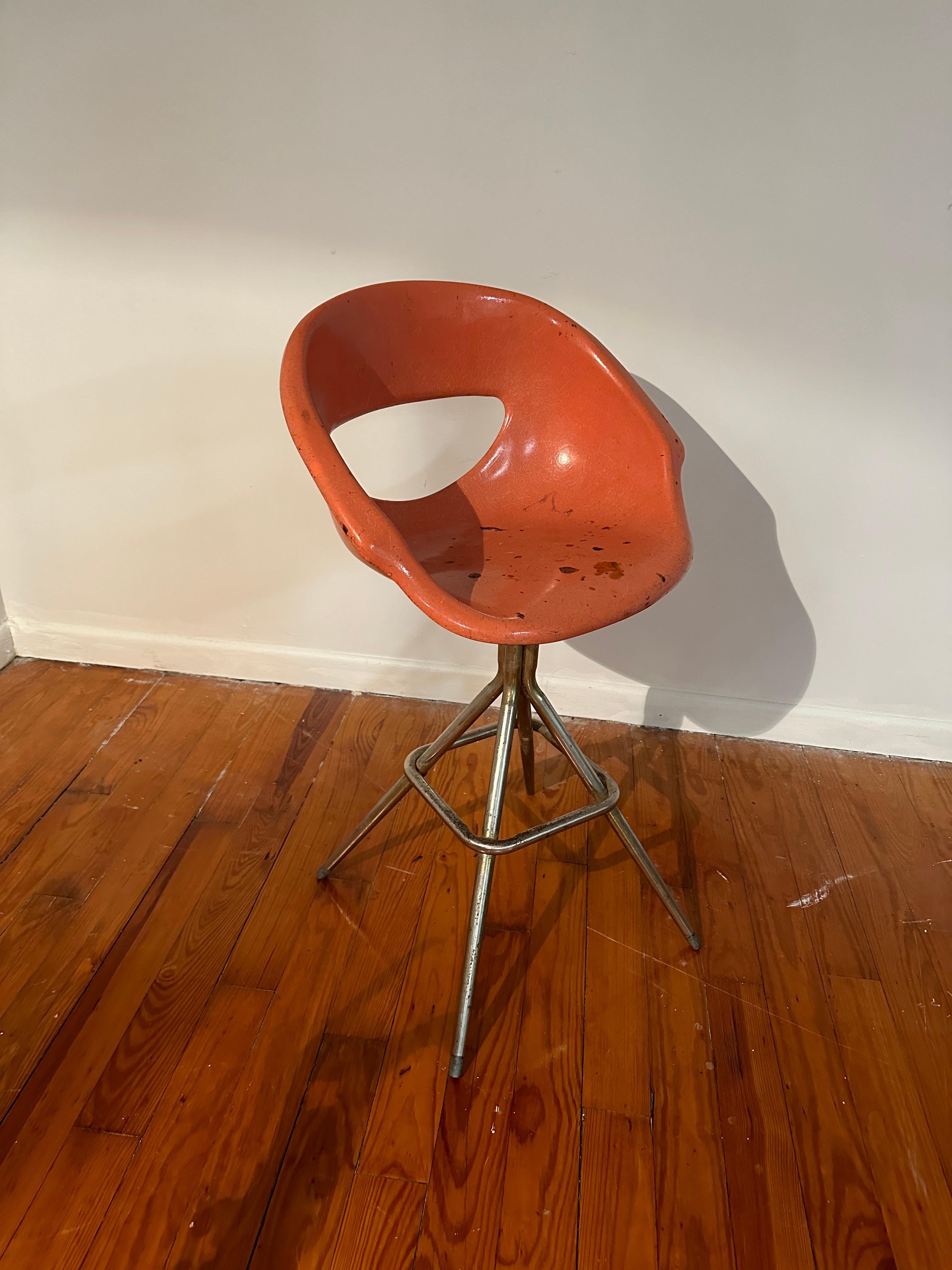 Mid Century Oval Fiberglass Chair In Fair Condition In Alpha, NJ