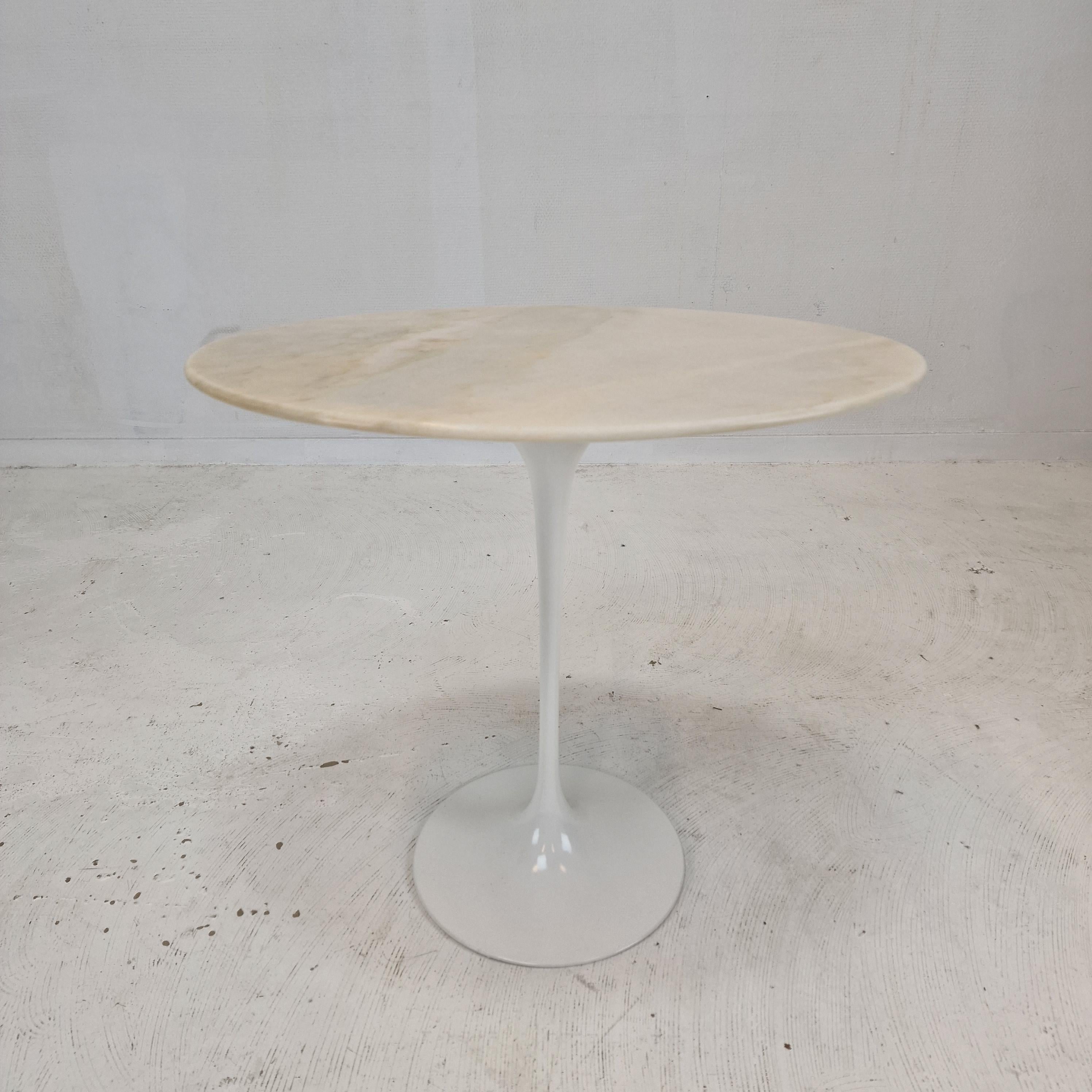 Lovely marble side-table, designed by Eero Saarinen and produced by Knoll International. 

Very nice oval marble plate with a white aluminium tulip base. 

This original table is marked under the foot. 

Very good condition (see pictures).

We also