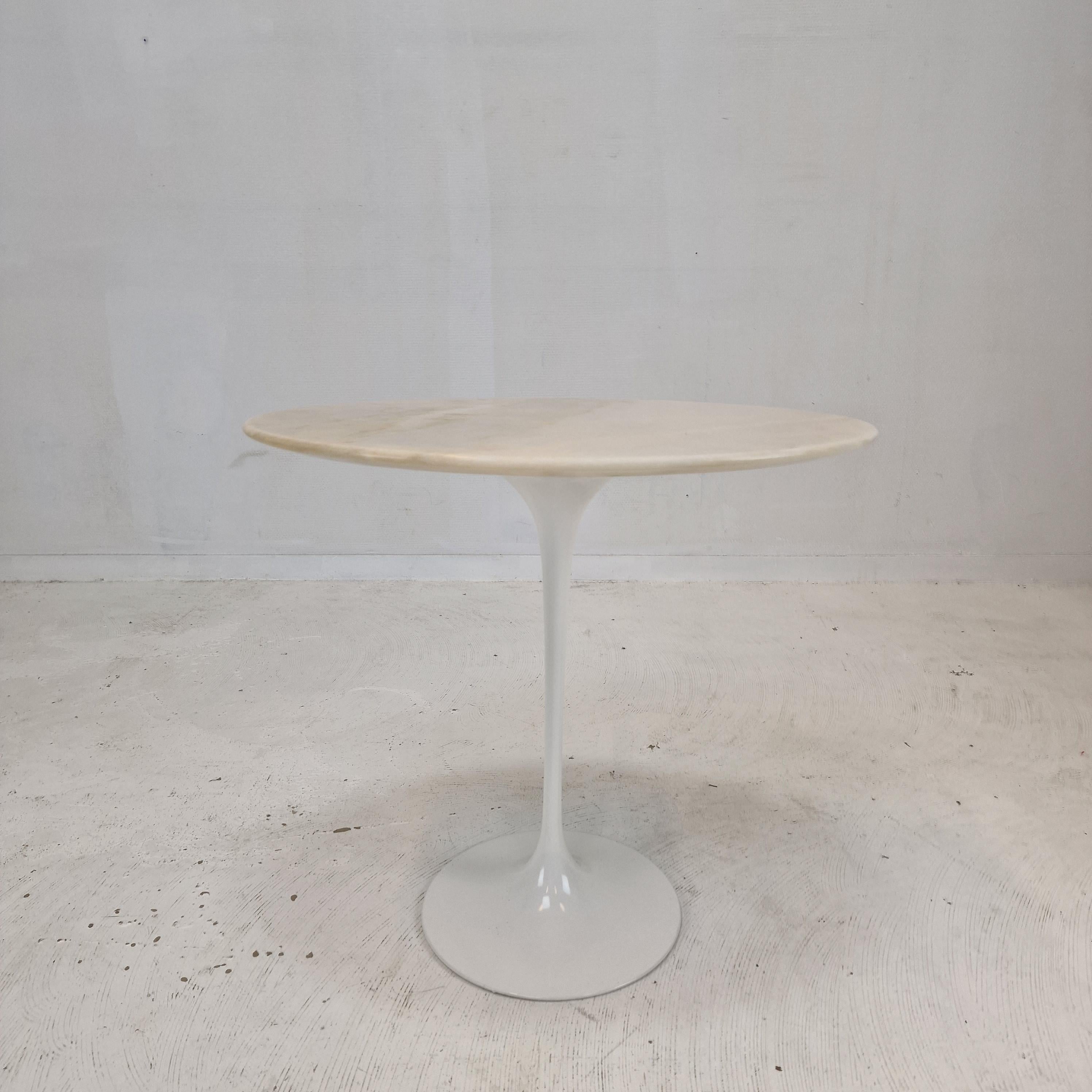 Mid-Century Oval Marble Side Table by Eero Saarinen for Knoll In Good Condition For Sale In Oud Beijerland, NL