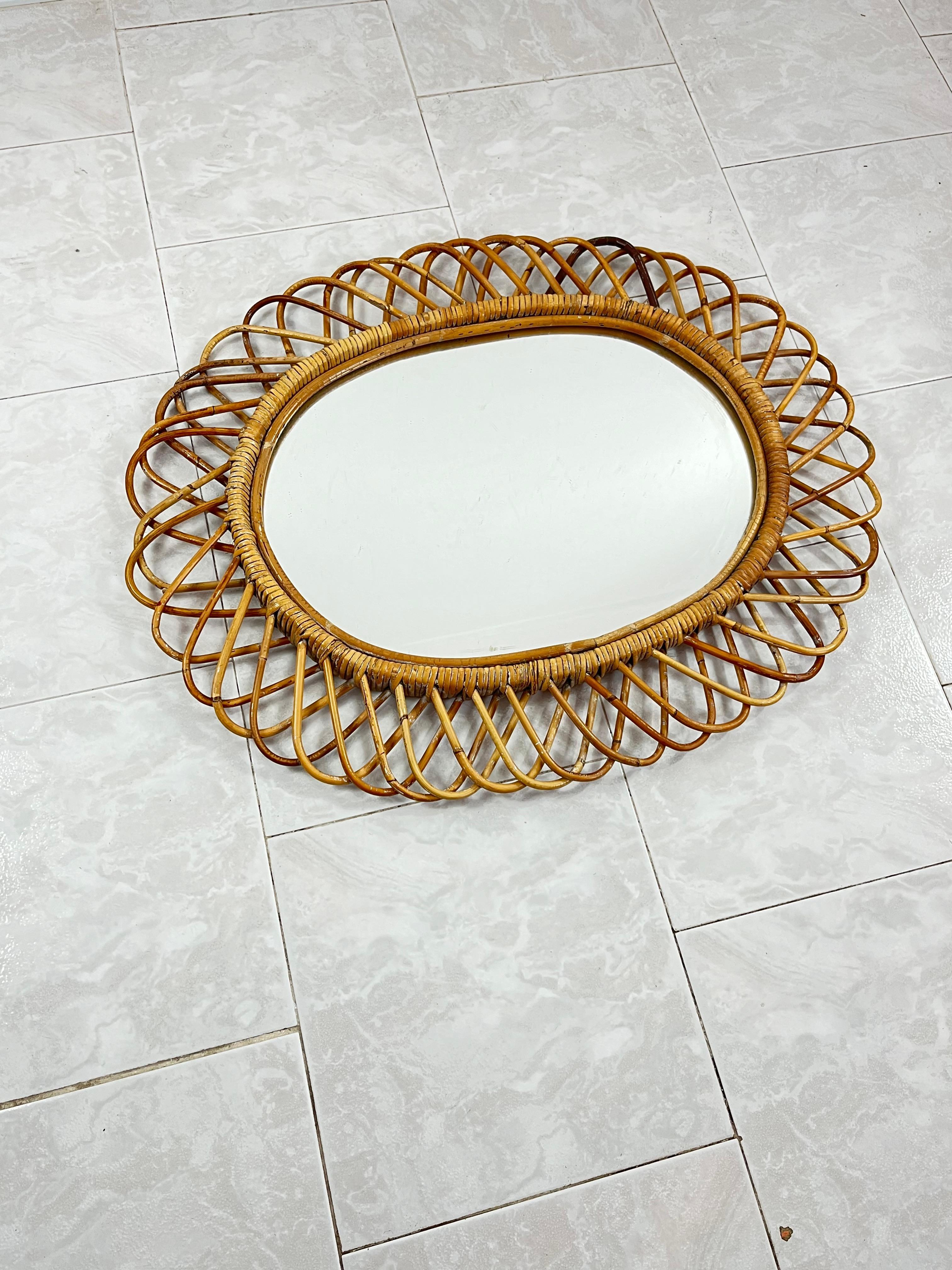 Specchio da parete ovale in rattan e bambù, attribuito a Franco Albini, 1960.
Particolare oggetto di design realizzato in Italia.
Intatto e in buone condizioni, piccoli segni di invecchiamento.