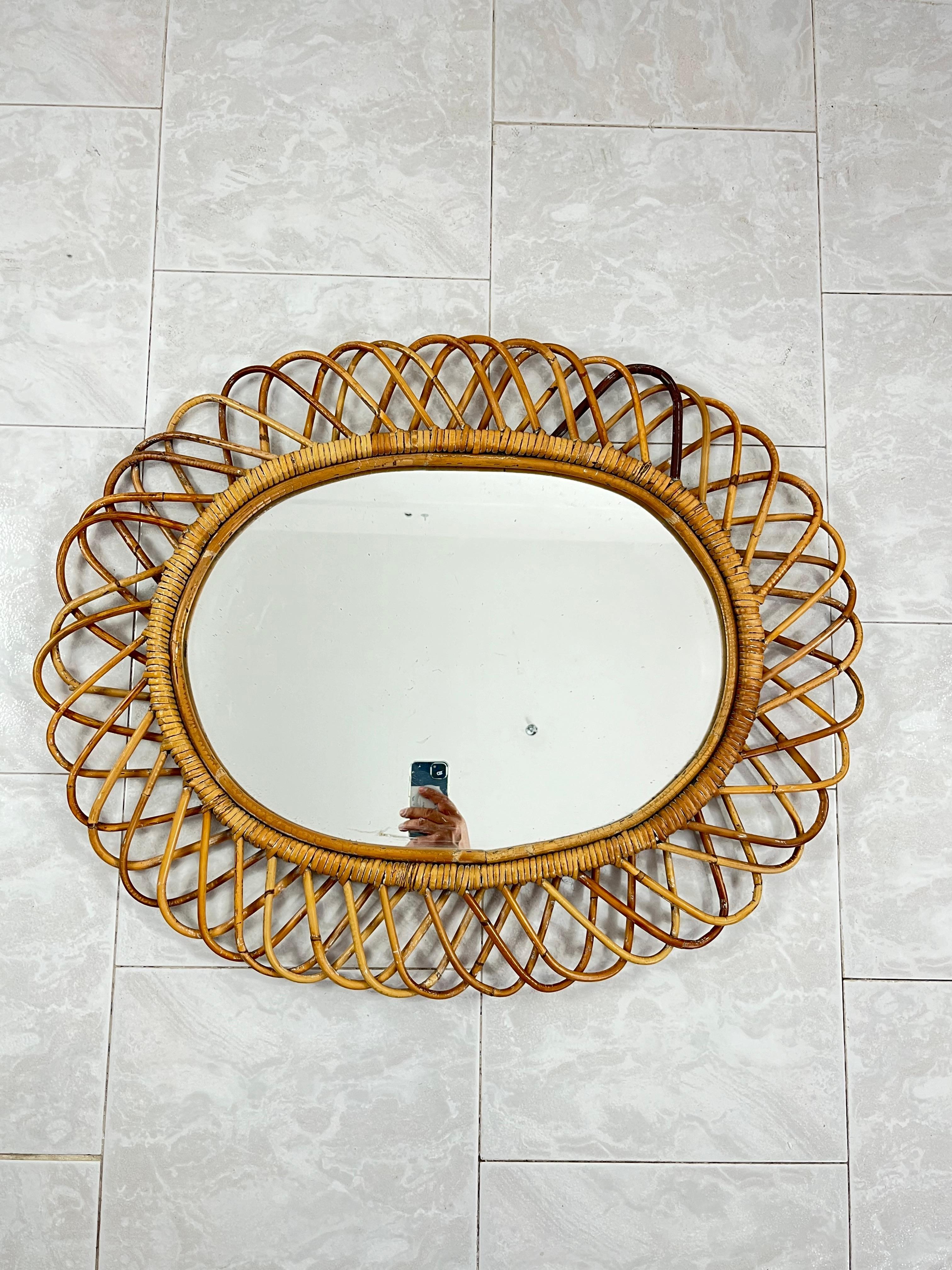 Specchio ovale di metà secolo in rattan e bambù, attribuito a Franco Albini, anni '60 In condizioni buone in vendita a Palermo, IT
