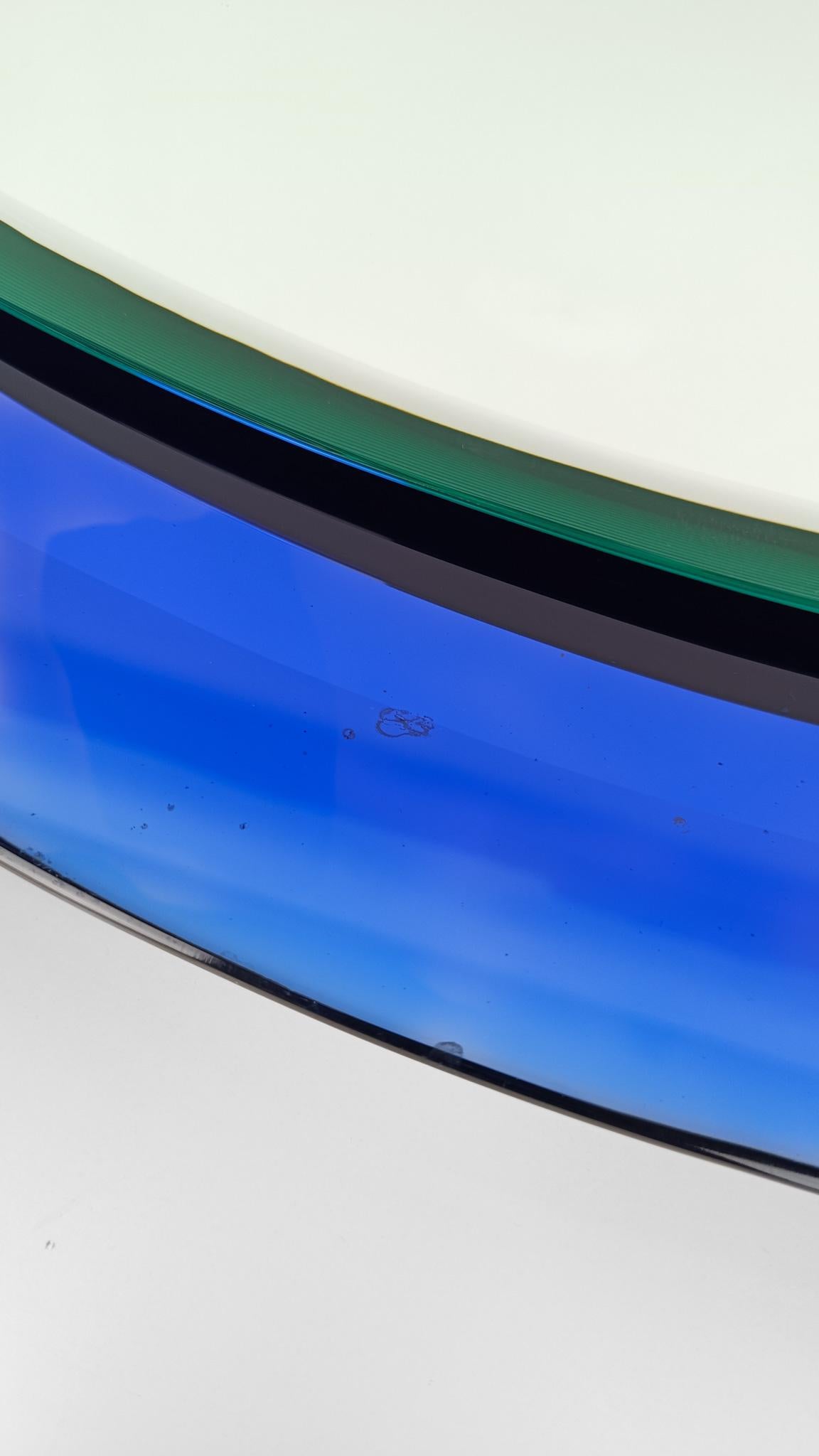 Specchio ovale di metà secolo in vetro blu leggermente concavo, stile Fontana Arte, anni '60 in vendita 3