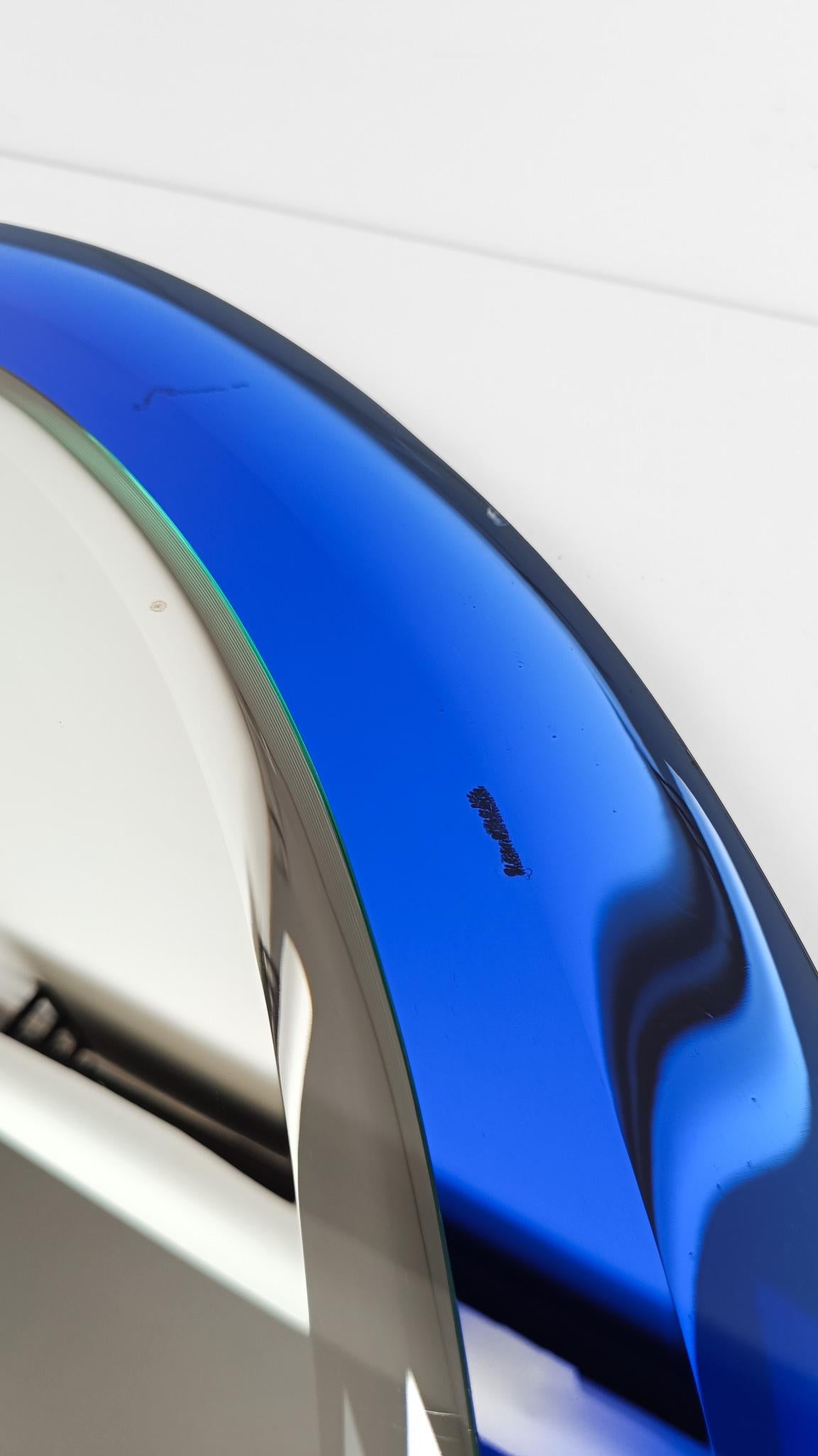 Specchio ovale di metà secolo in vetro blu leggermente concavo, stile Fontana Arte, anni '60 in vendita 4