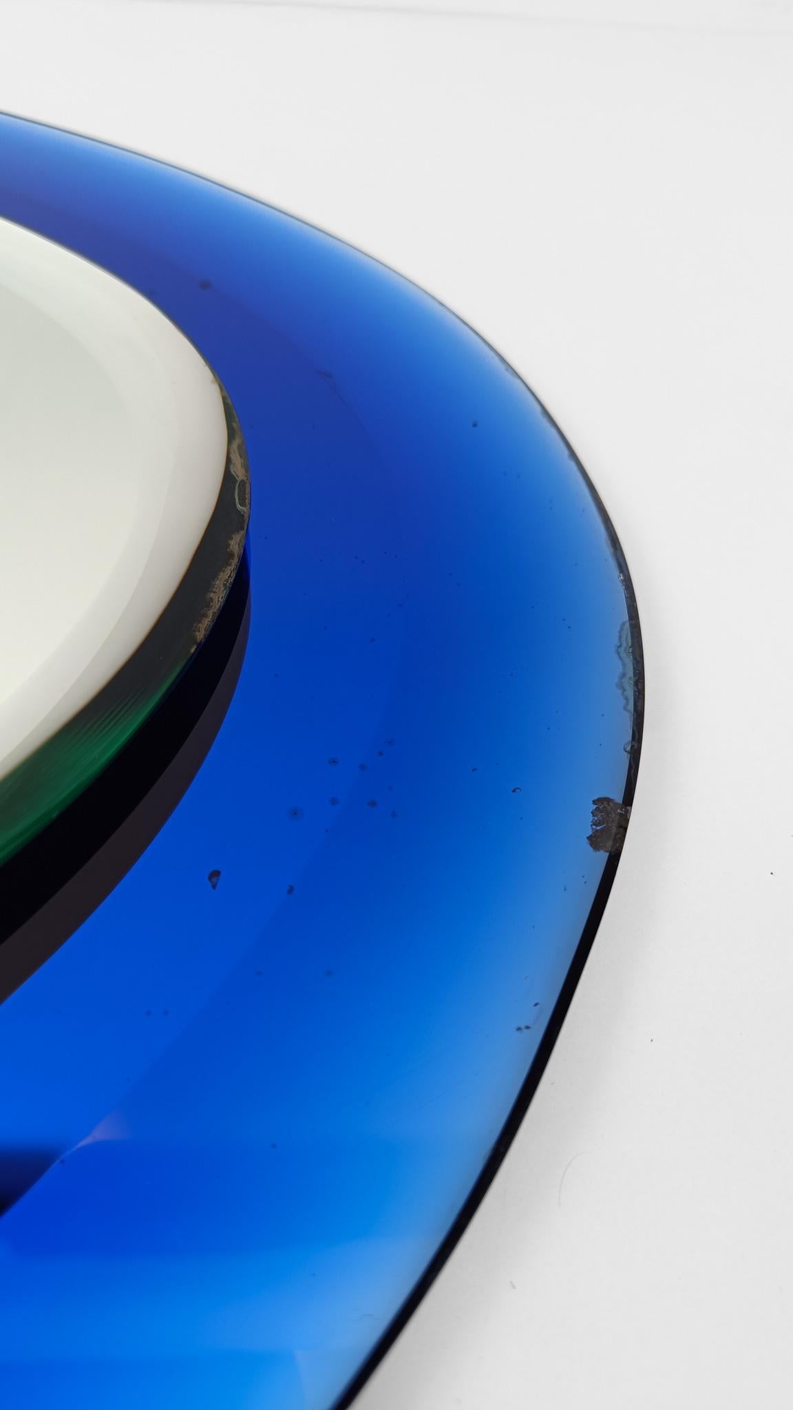 Specchio ovale di metà secolo in vetro blu leggermente concavo, stile Fontana Arte, anni '60 in vendita 5