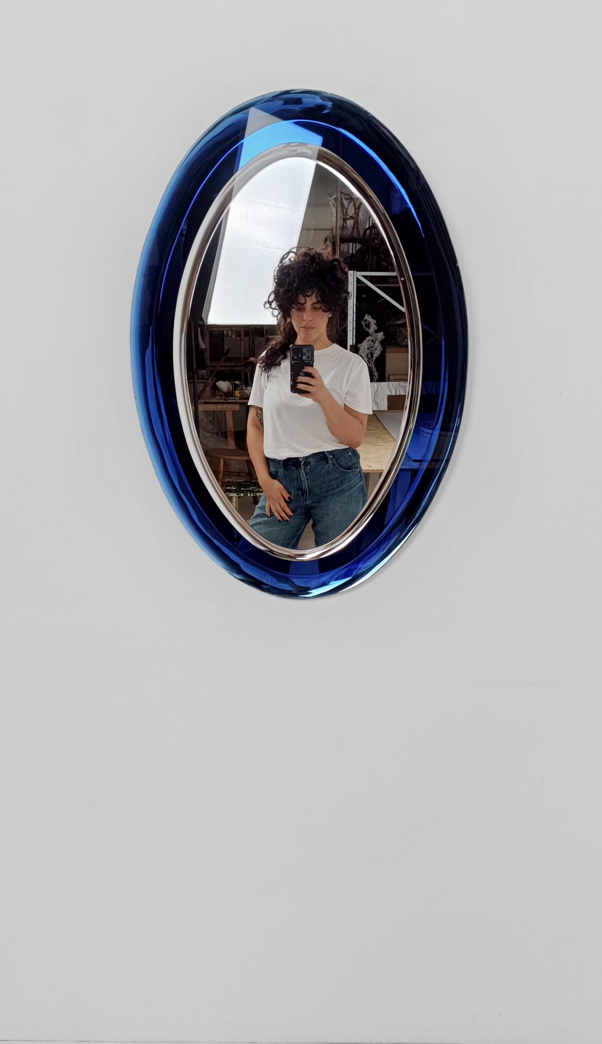 Specchio ovale di metà secolo in vetro blu leggermente concavo, stile Fontana Arte, anni '60 in vendita 6