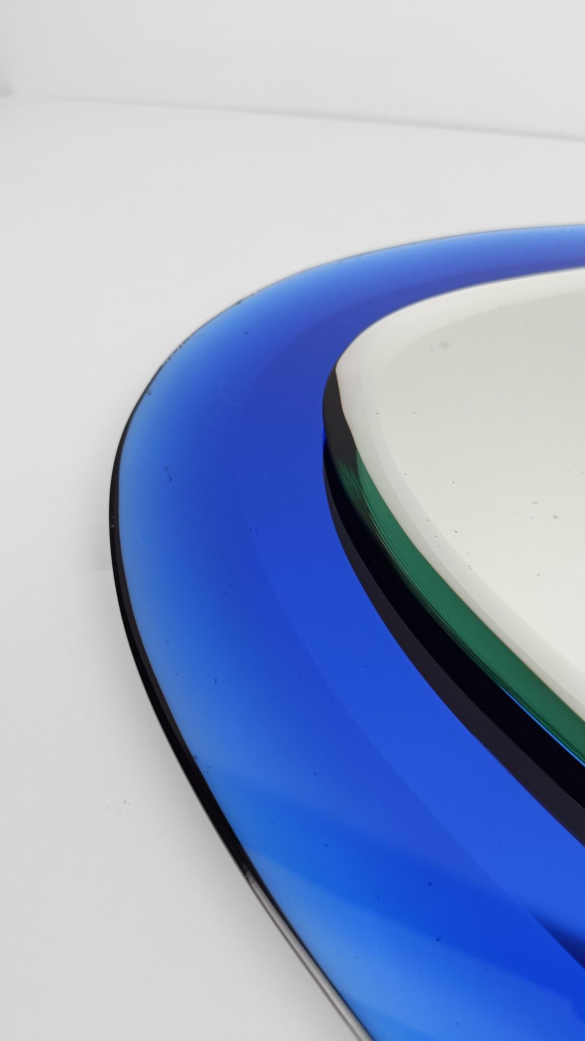 Mid-Century moderno Specchio ovale di metà secolo in vetro blu leggermente concavo, stile Fontana Arte, anni '60 in vendita