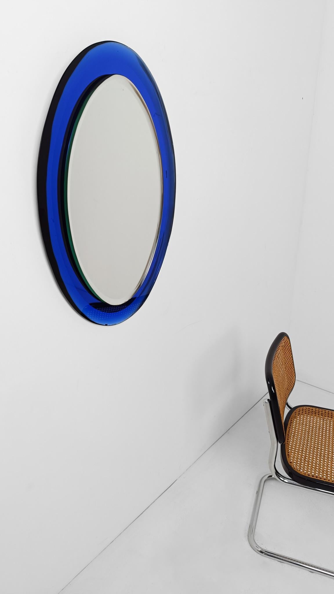 Italiano Specchio ovale di metà secolo in vetro blu leggermente concavo, stile Fontana Arte, anni '60 in vendita