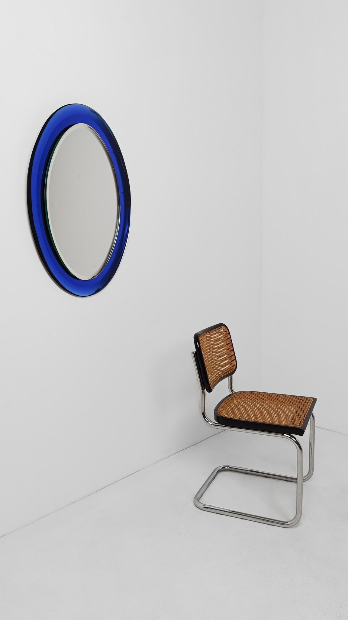 Specchio ovale di metà secolo in vetro blu leggermente concavo, stile Fontana Arte, anni '60 In condizioni buone in vendita a Roma, IT