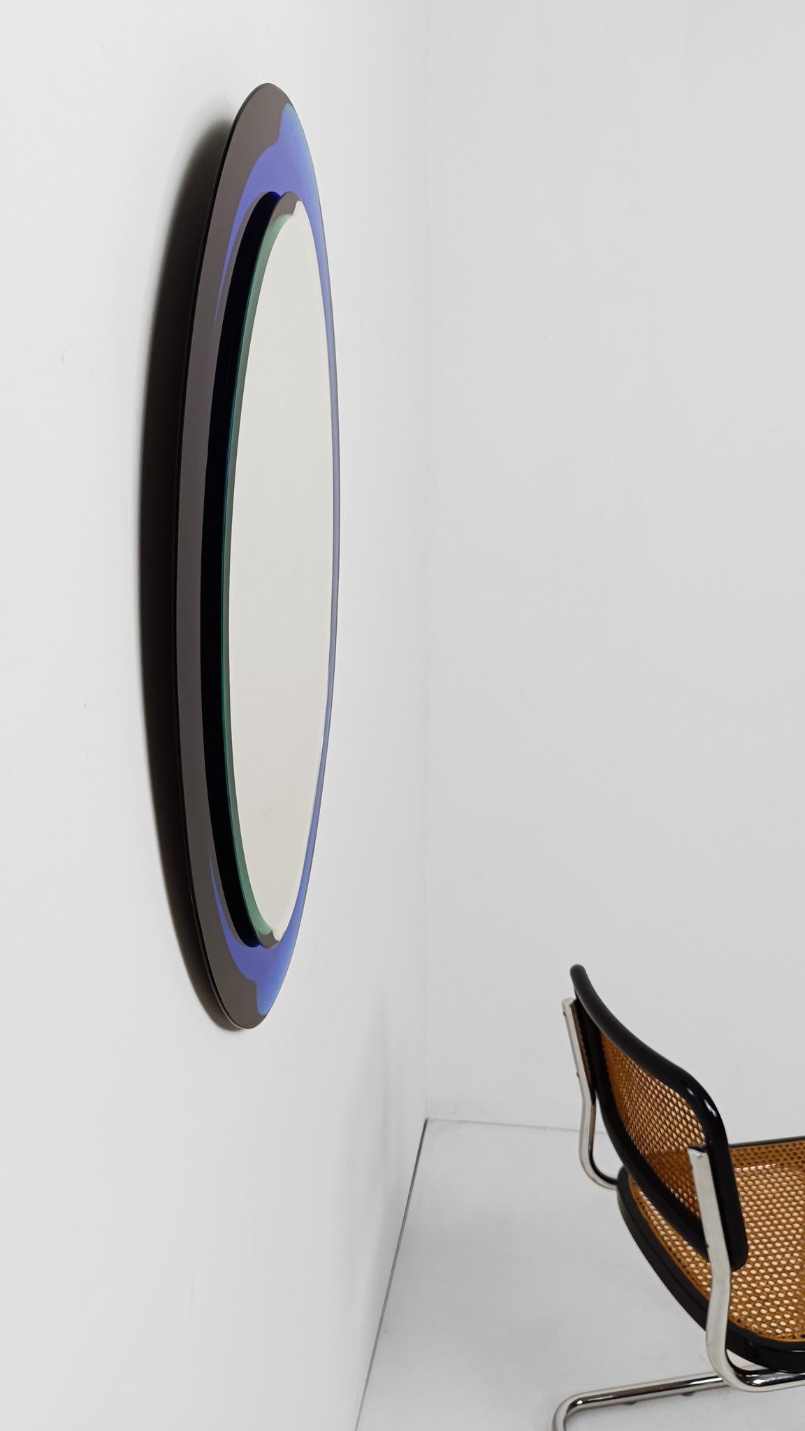 XX secolo Specchio ovale di metà secolo in vetro blu leggermente concavo, stile Fontana Arte, anni '60 in vendita