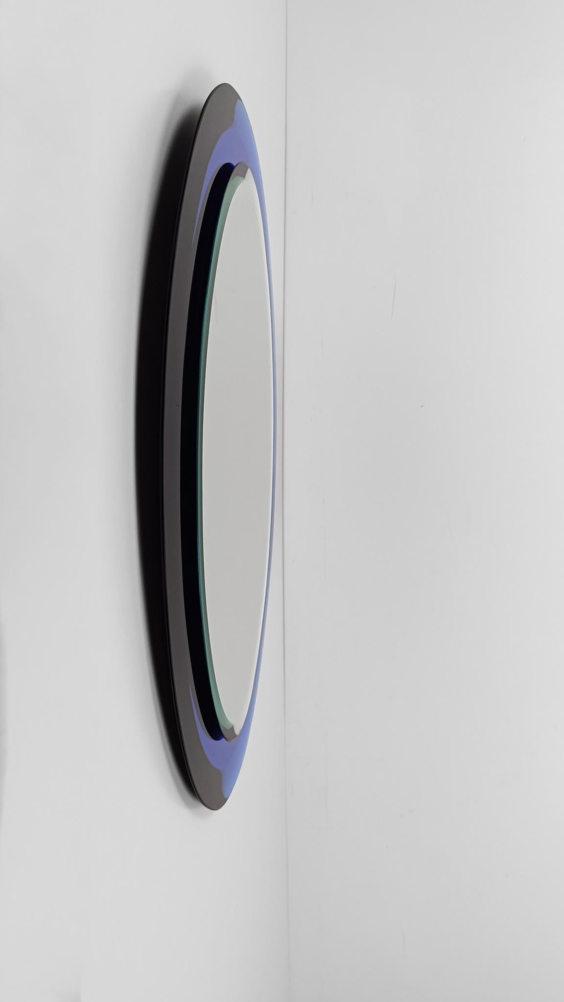 Vetro Specchio ovale di metà secolo in vetro blu leggermente concavo, stile Fontana Arte, anni '60 in vendita