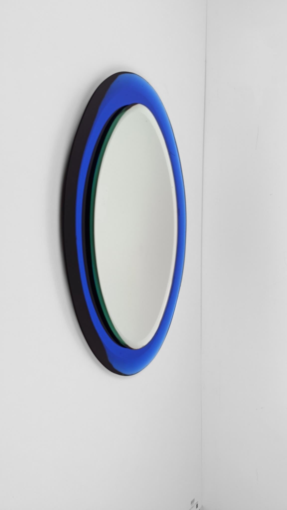 Specchio ovale di metà secolo in vetro blu leggermente concavo, stile Fontana Arte, anni '60 in vendita 1