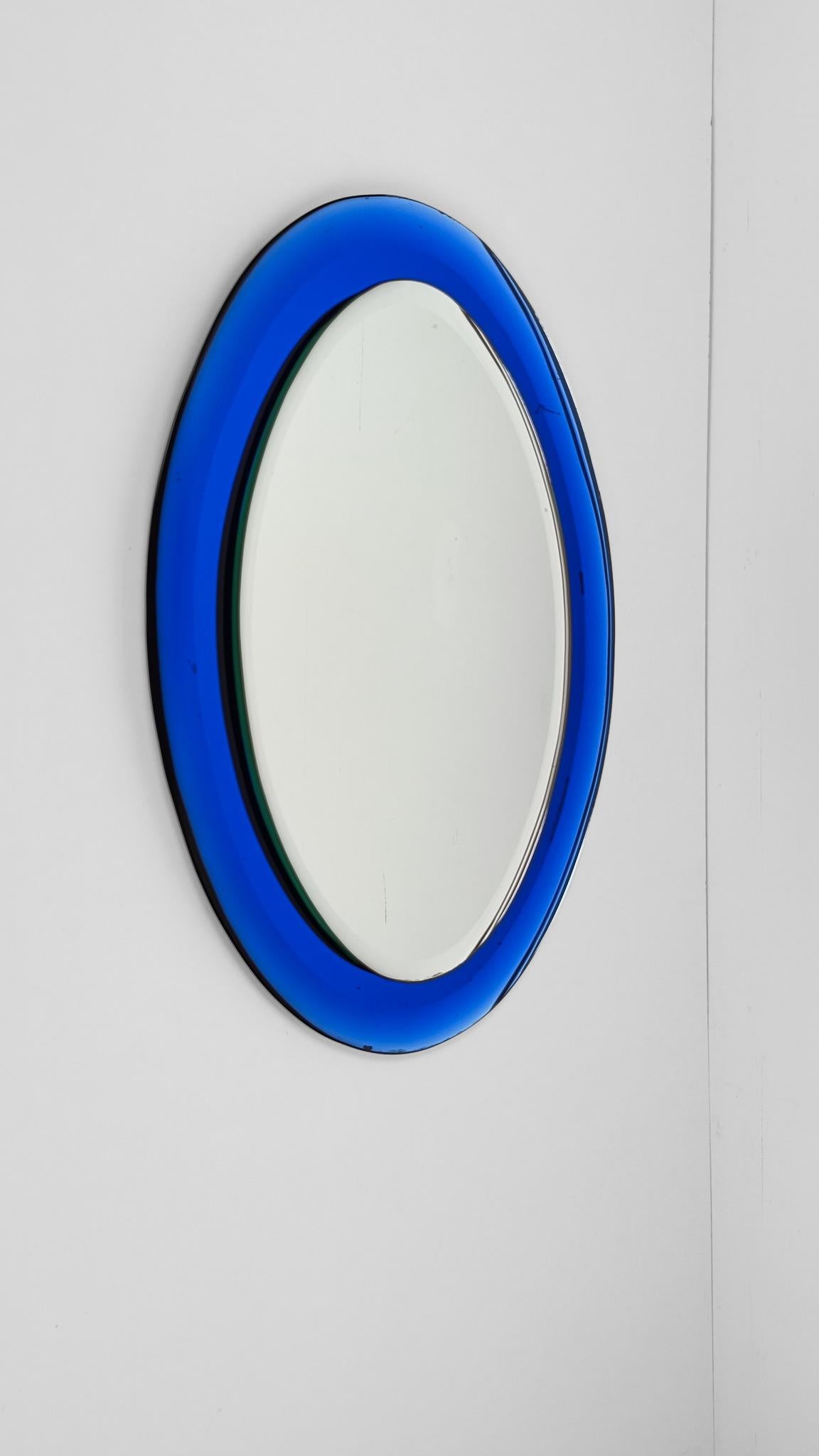Specchio ovale di metà secolo in vetro blu leggermente concavo, stile Fontana Arte, anni '60 in vendita 2