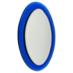 Specchio ovale di metà secolo in vetro blu leggermente concavo, stile Fontana Arte, anni '60