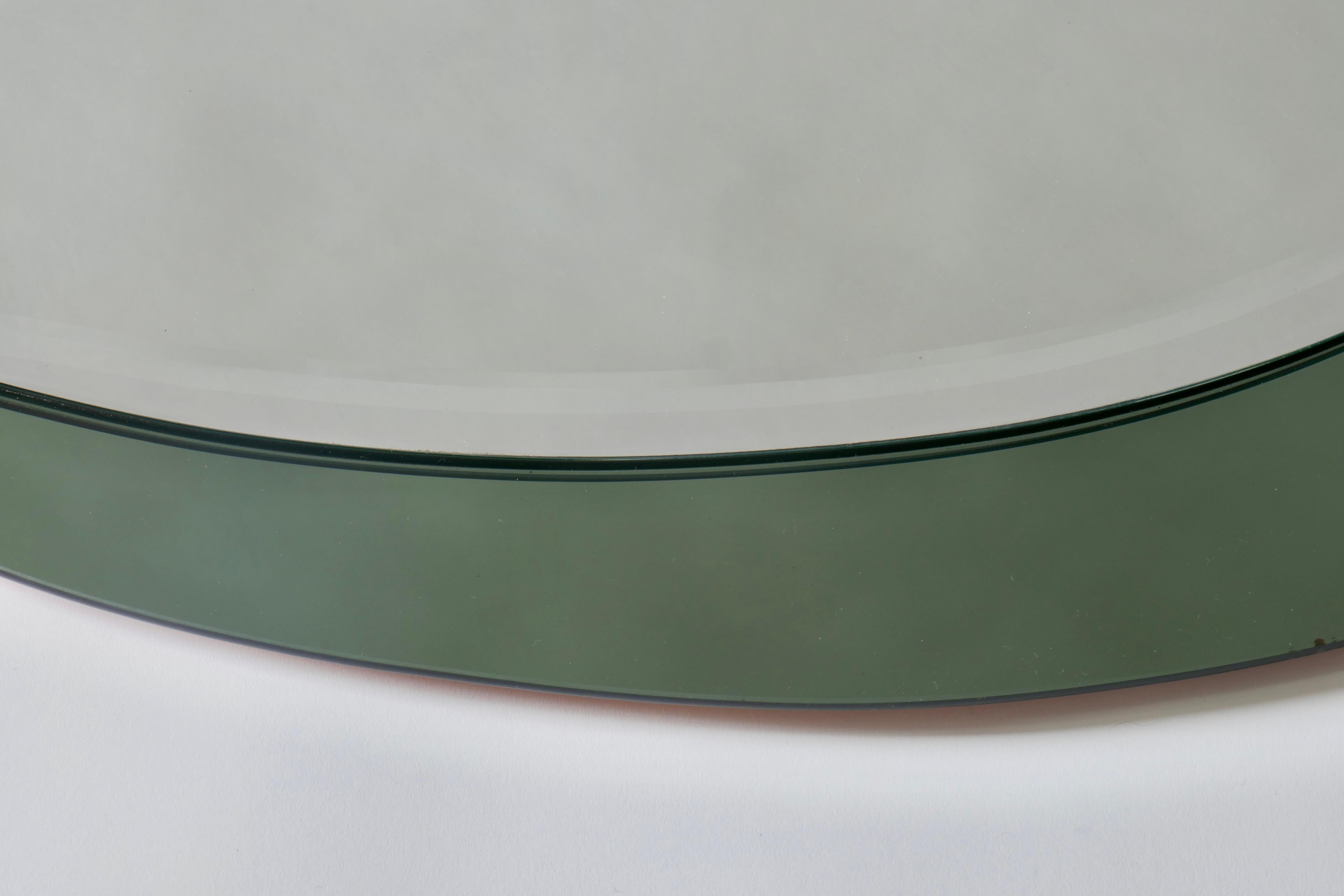 Milieu du XXe siècle Miroir ovale du milieu du siècle avec cadre en miroir fumé vert, Italie en vente