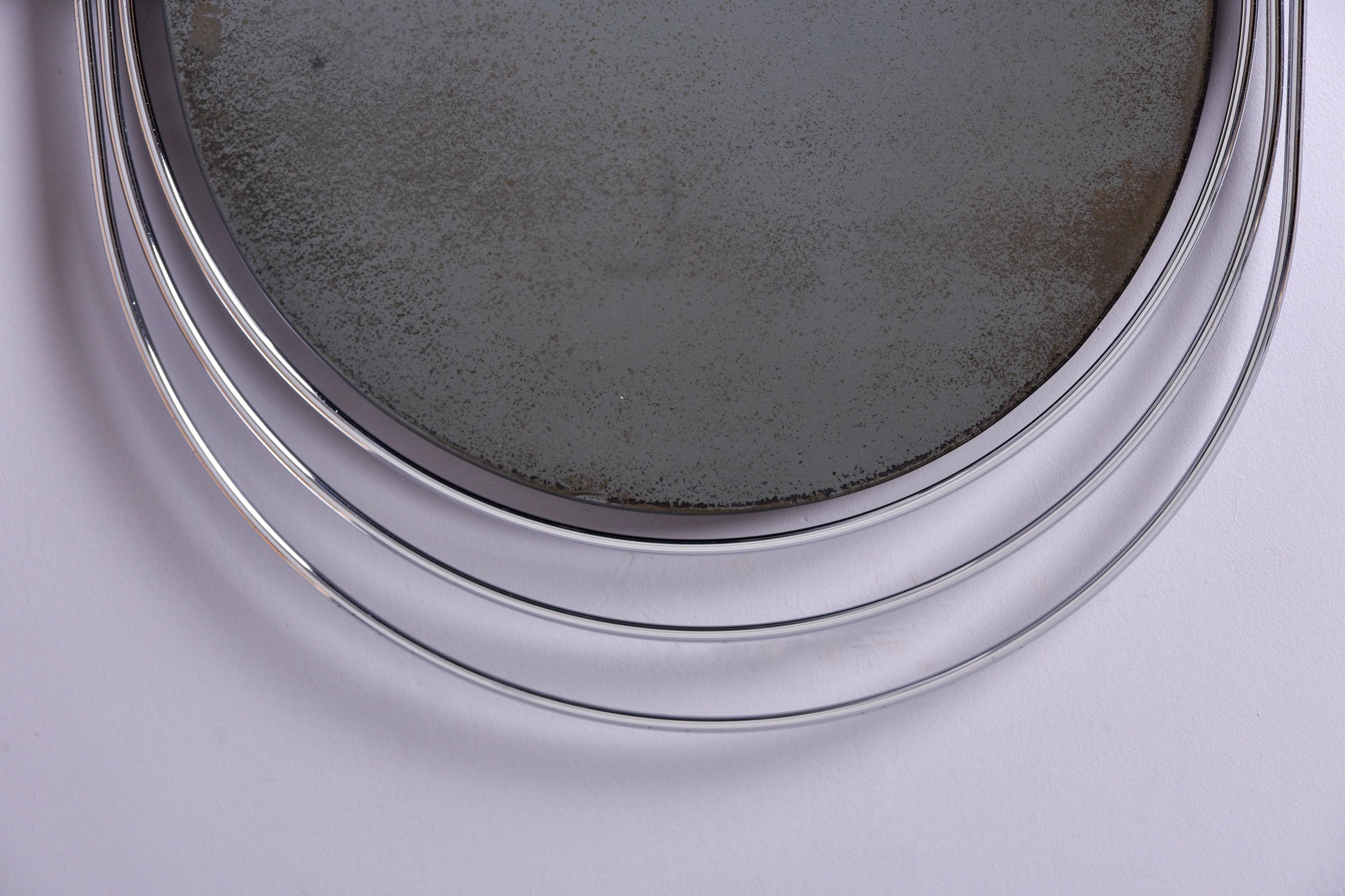 20ième siècle Miroir ovale mi-siècle avec cadre à trois anneaux chromés en vente