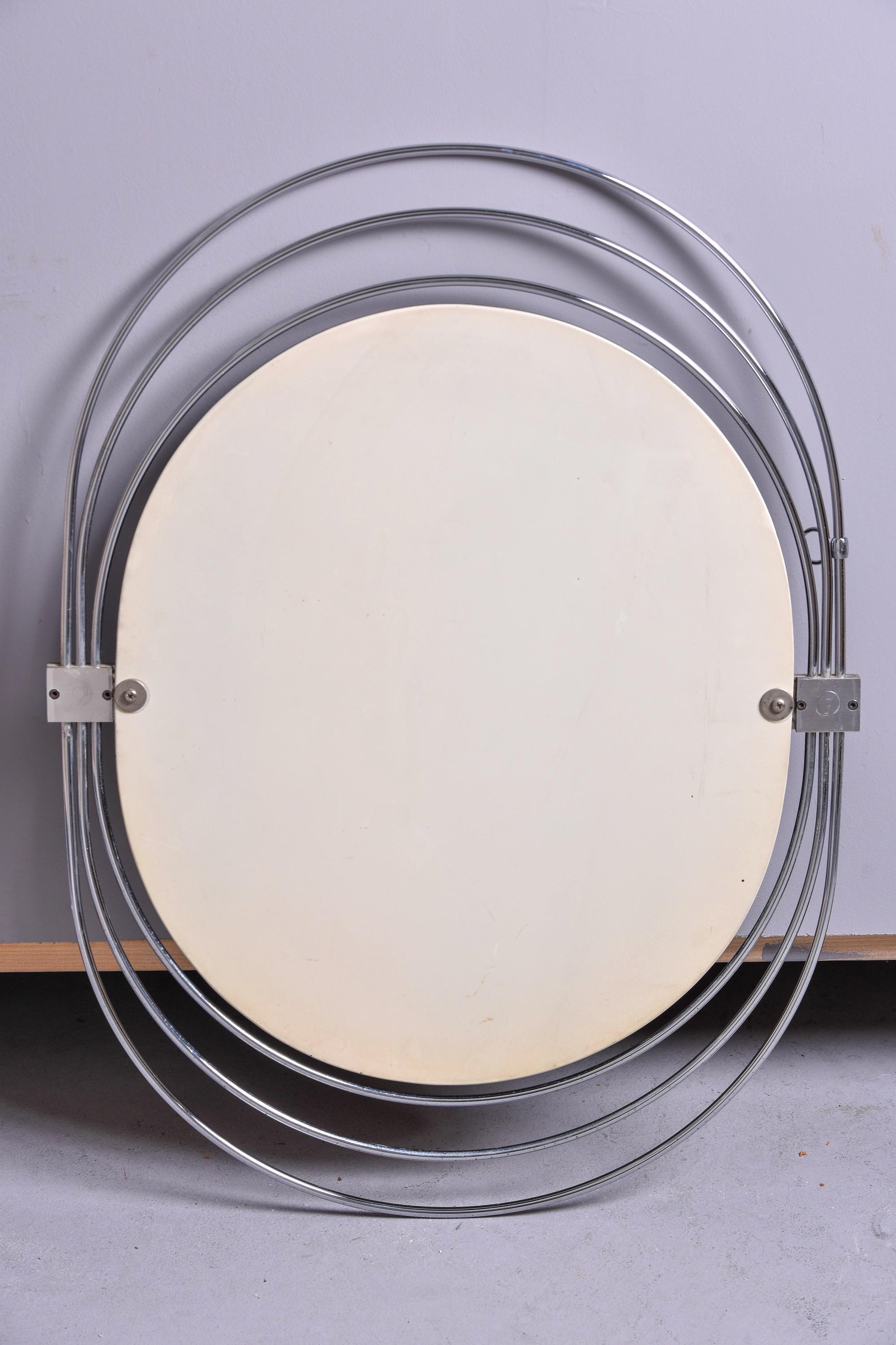 Miroir ovale mi-siècle avec cadre à trois anneaux chromés en vente 3