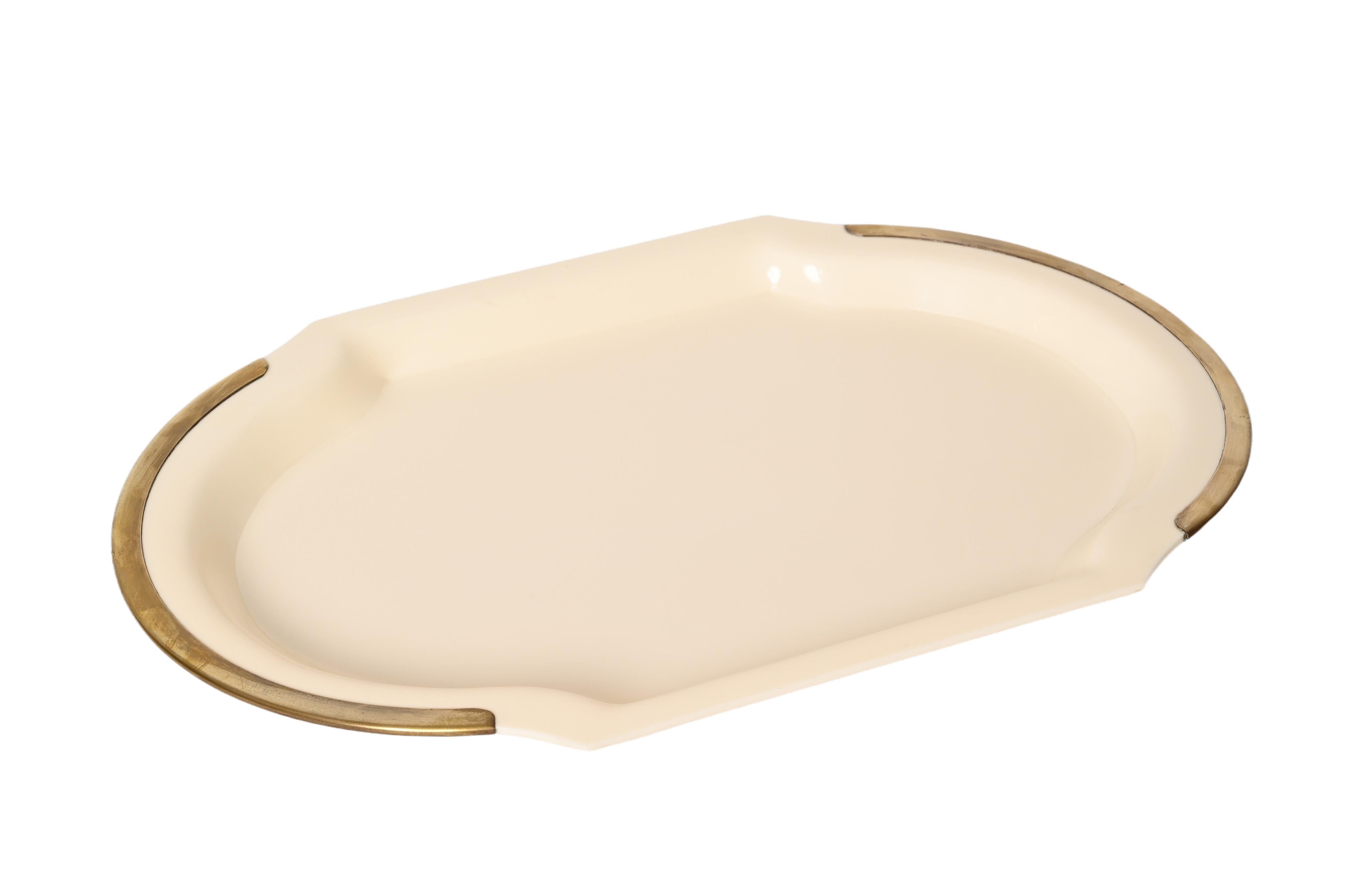 Mid-Century Oval Serving Tray in Brass and Cream-Colored Plexiglass, Italy 1980s For Sale 3