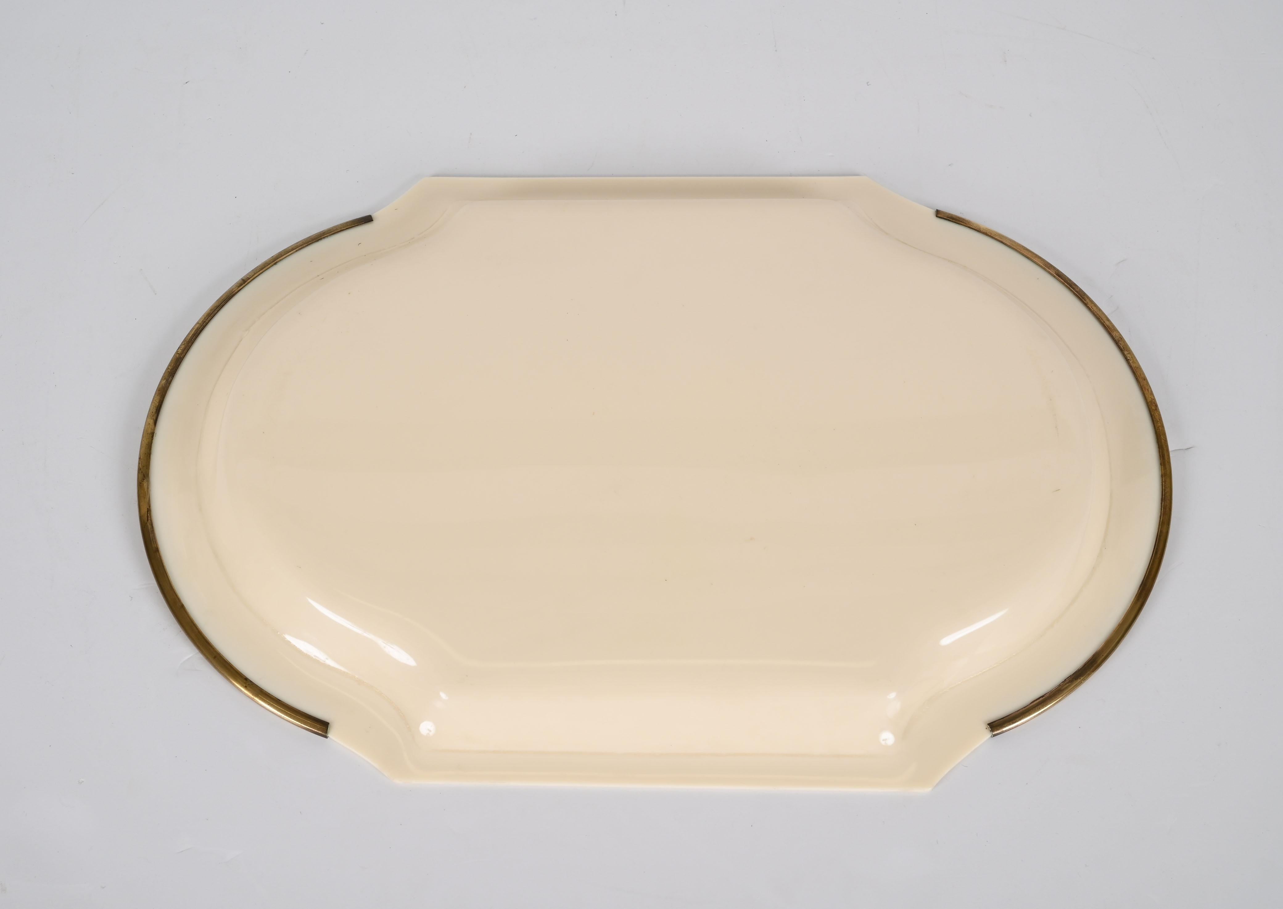 Bandeja oval de latón y plexiglás color crema de mediados de siglo, Italia Años 80 en venta 4