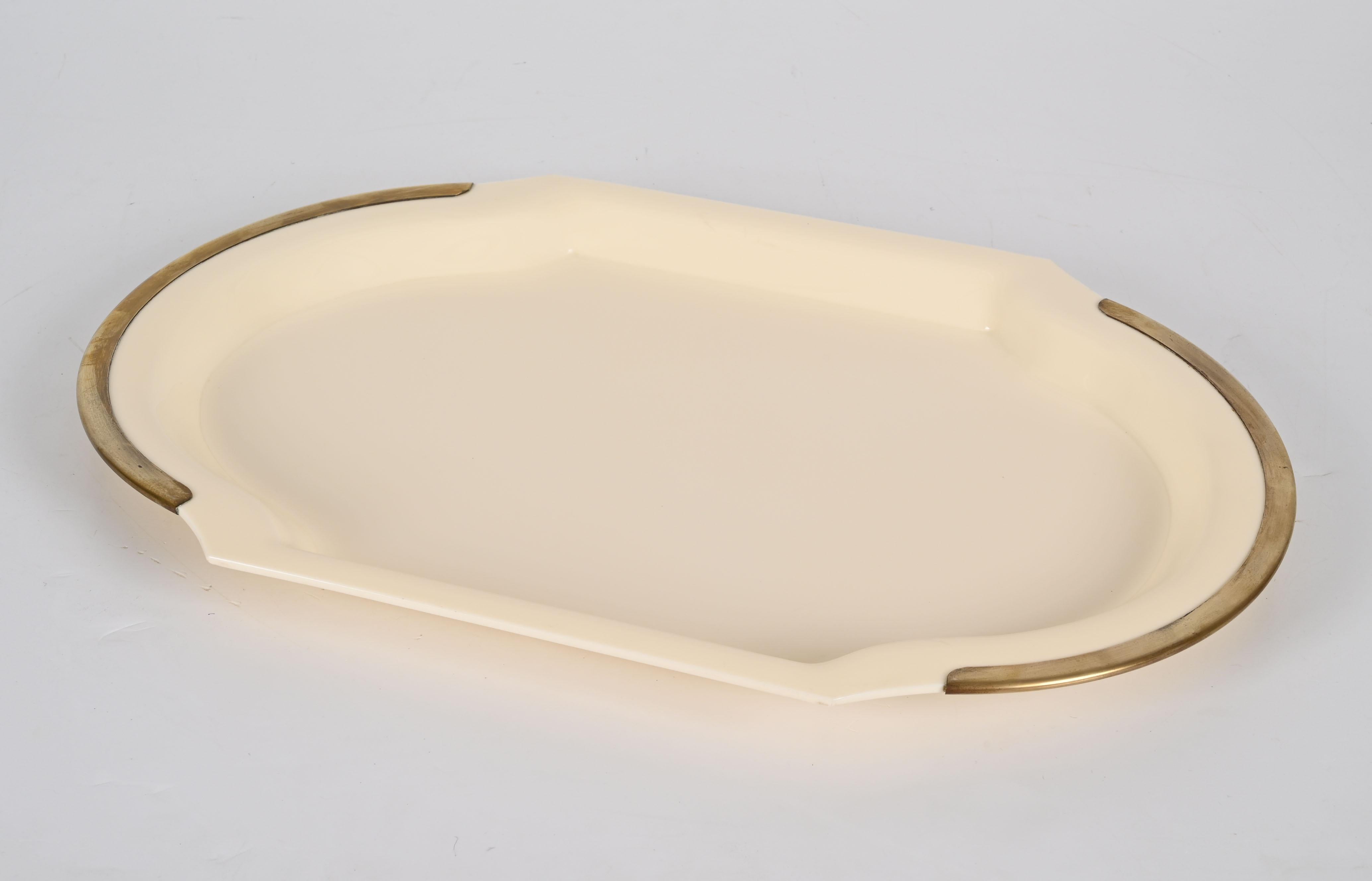 Mid-Century Oval Serving Tray in Brass and Cream-Colored Plexiglass, Italy 1980s For Sale 5