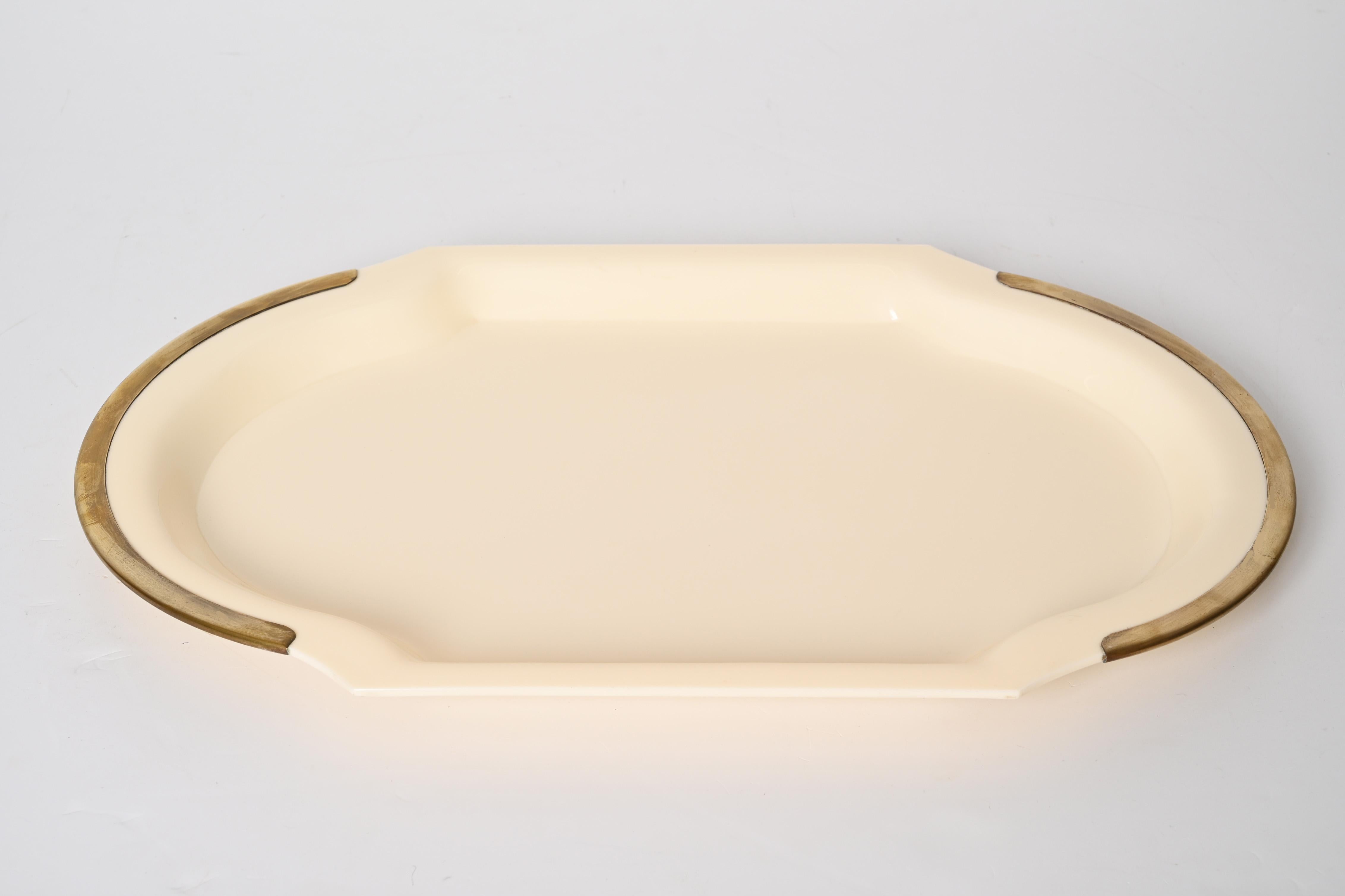 Mid-Century Oval Serving Tray in Brass and Cream-Colored Plexiglass, Italy 1980s For Sale 6