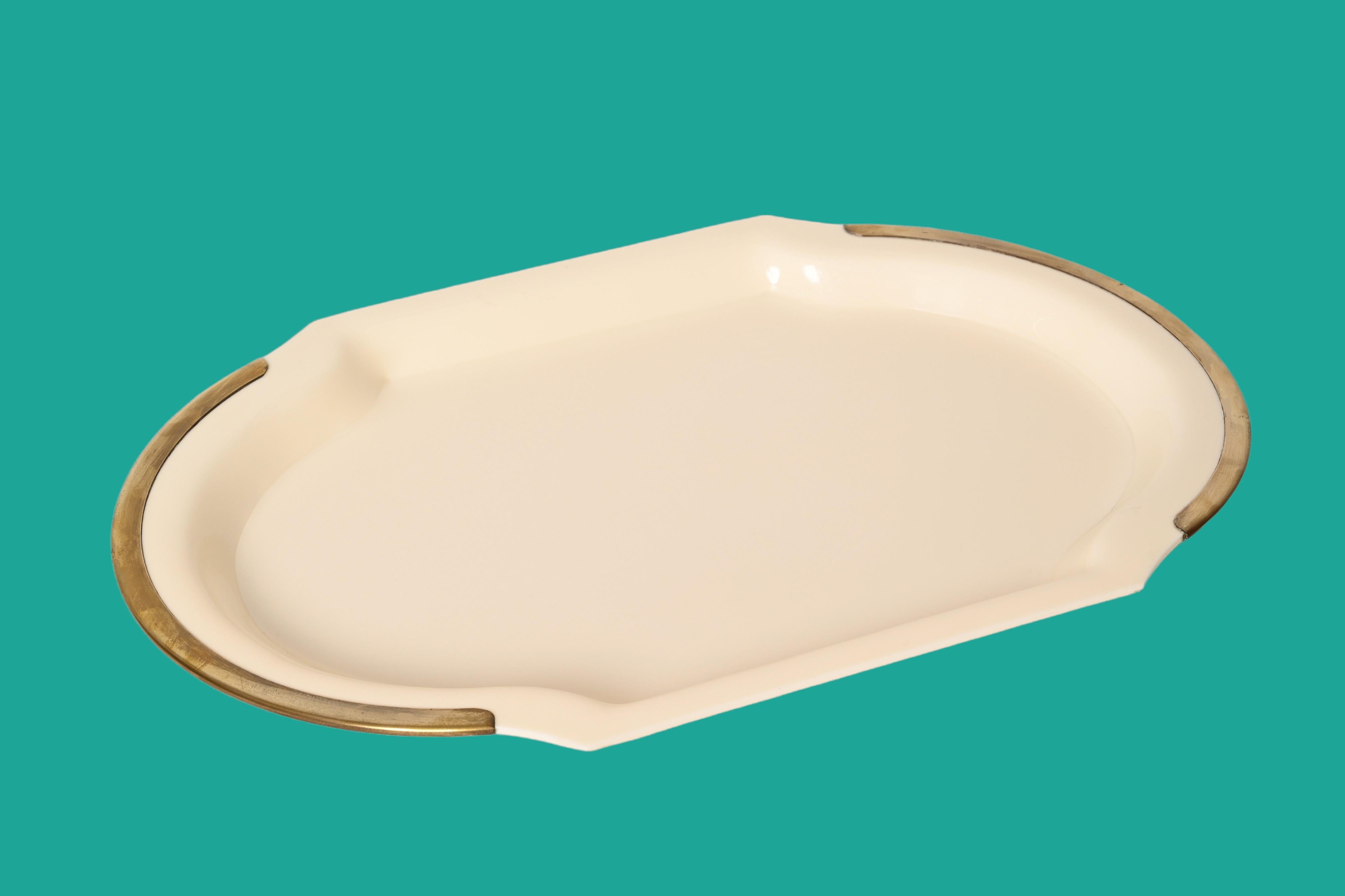 Mid-Century Oval Serving Tray in Brass and Cream-Colored Plexiglass, Italy 1980s For Sale 7