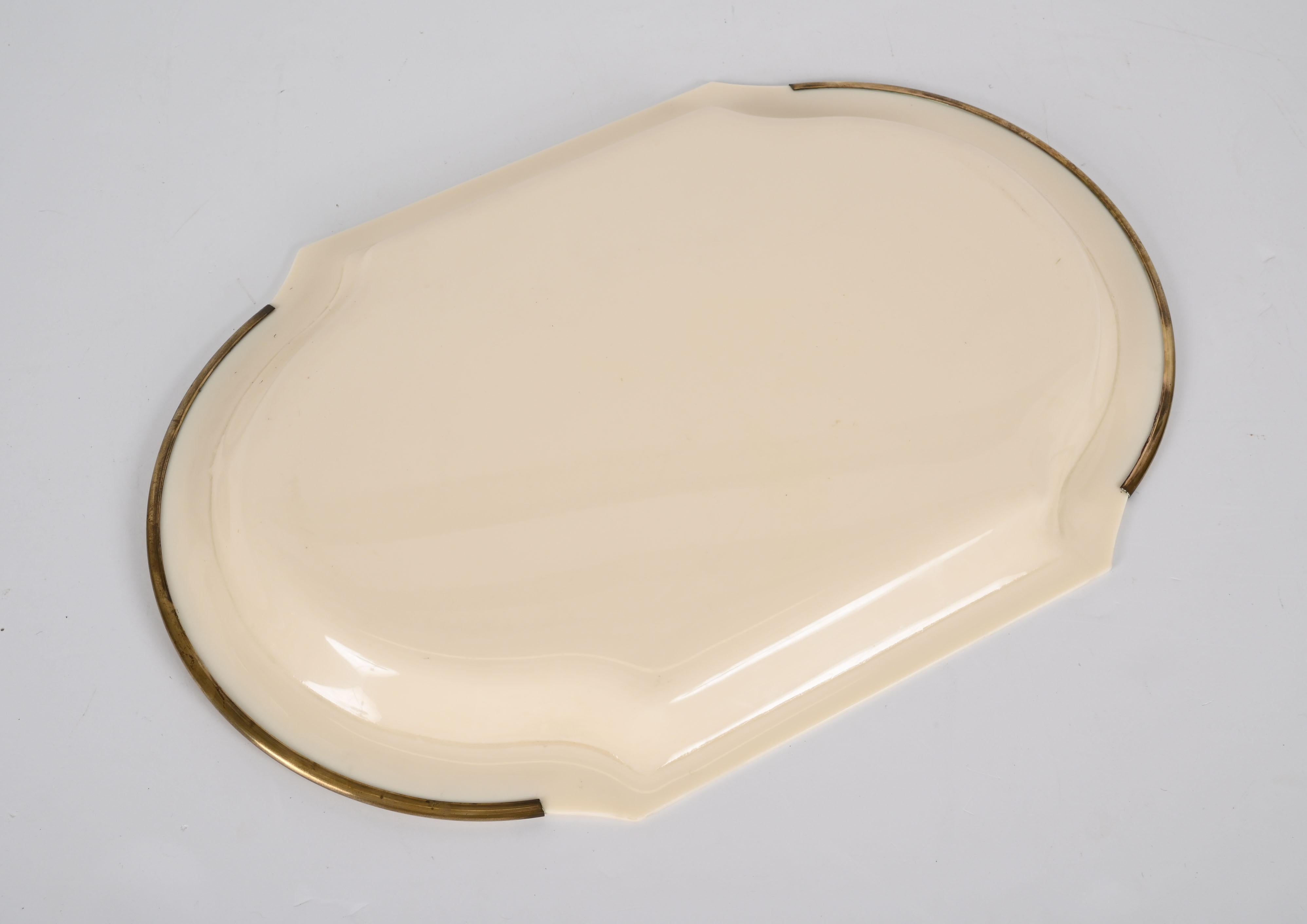 Mid-Century Oval Serving Tray in Brass and Cream-Colored Plexiglass, Italy 1980s For Sale 8