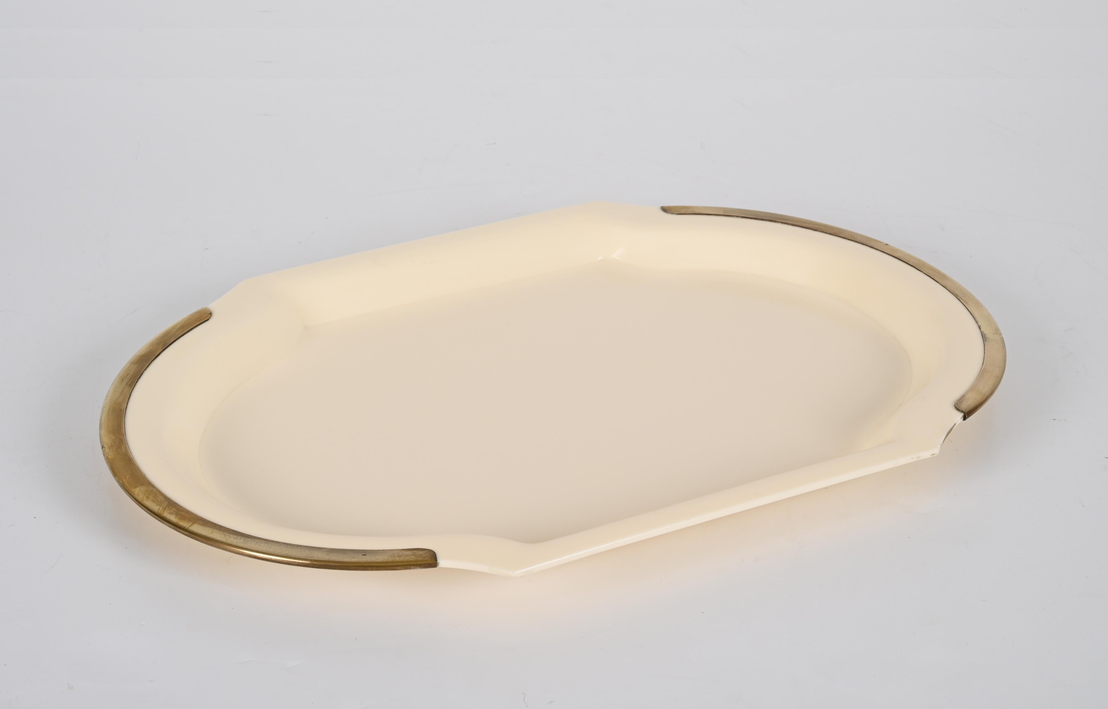 Italian Mid-Century Oval Serving Tray in Brass and Cream-Colored Plexiglass, Italy 1980s For Sale