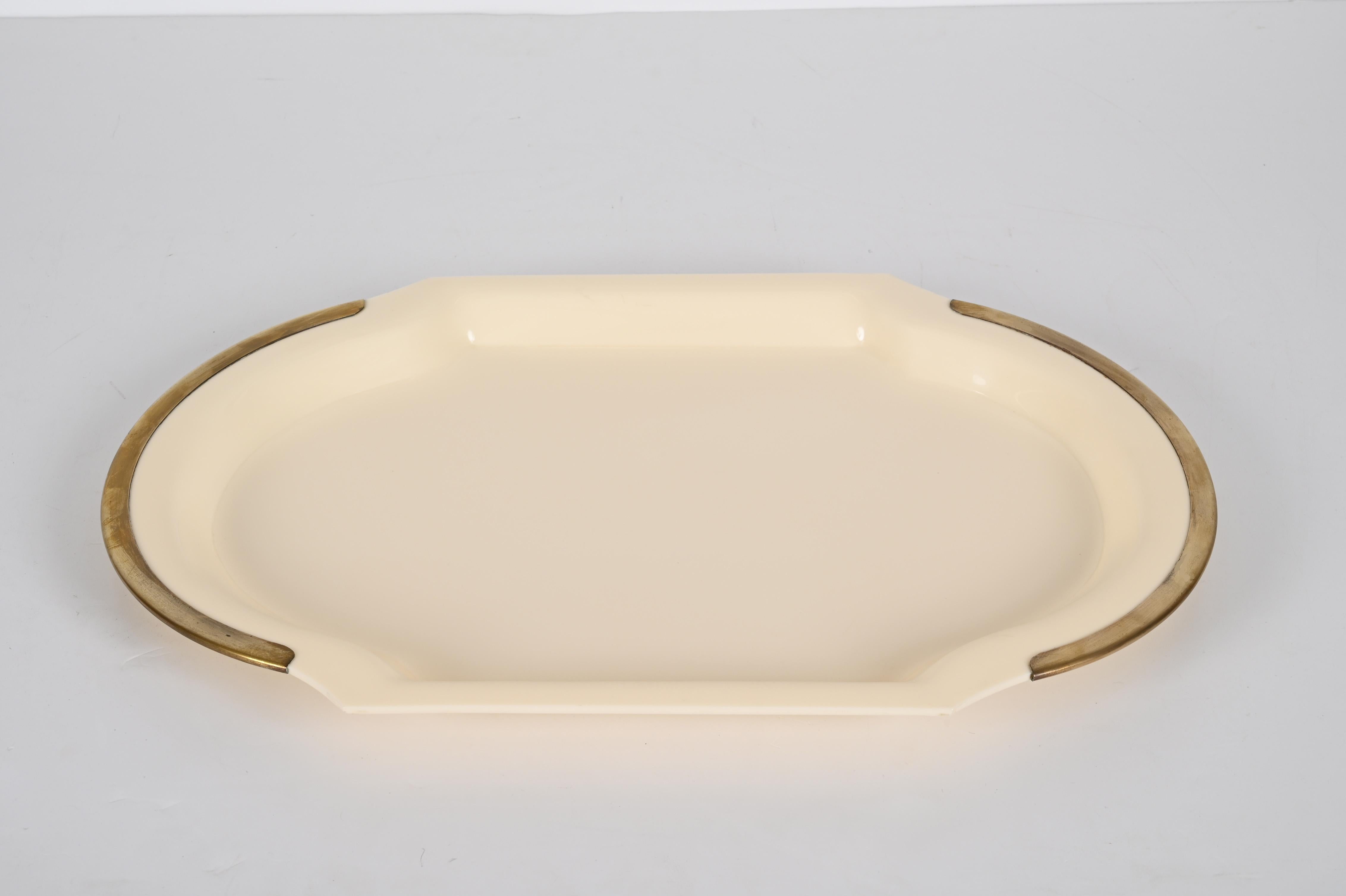Mid-Century Oval Serving Tray in Brass and Cream-Colored Plexiglass, Italy 1980s In Good Condition For Sale In Roma, IT
