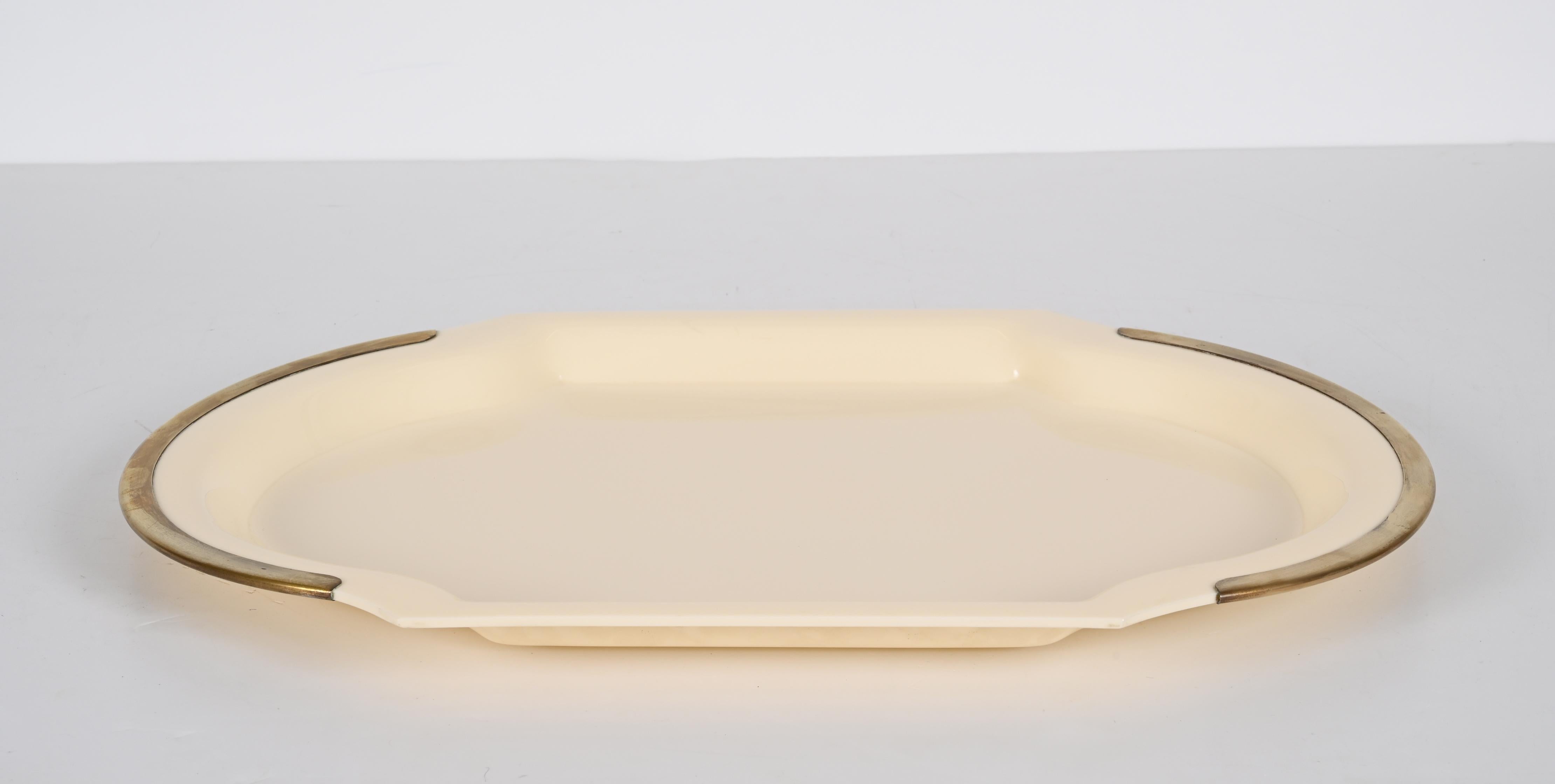 20th Century Mid-Century Oval Serving Tray in Brass and Cream-Colored Plexiglass, Italy 1980s For Sale