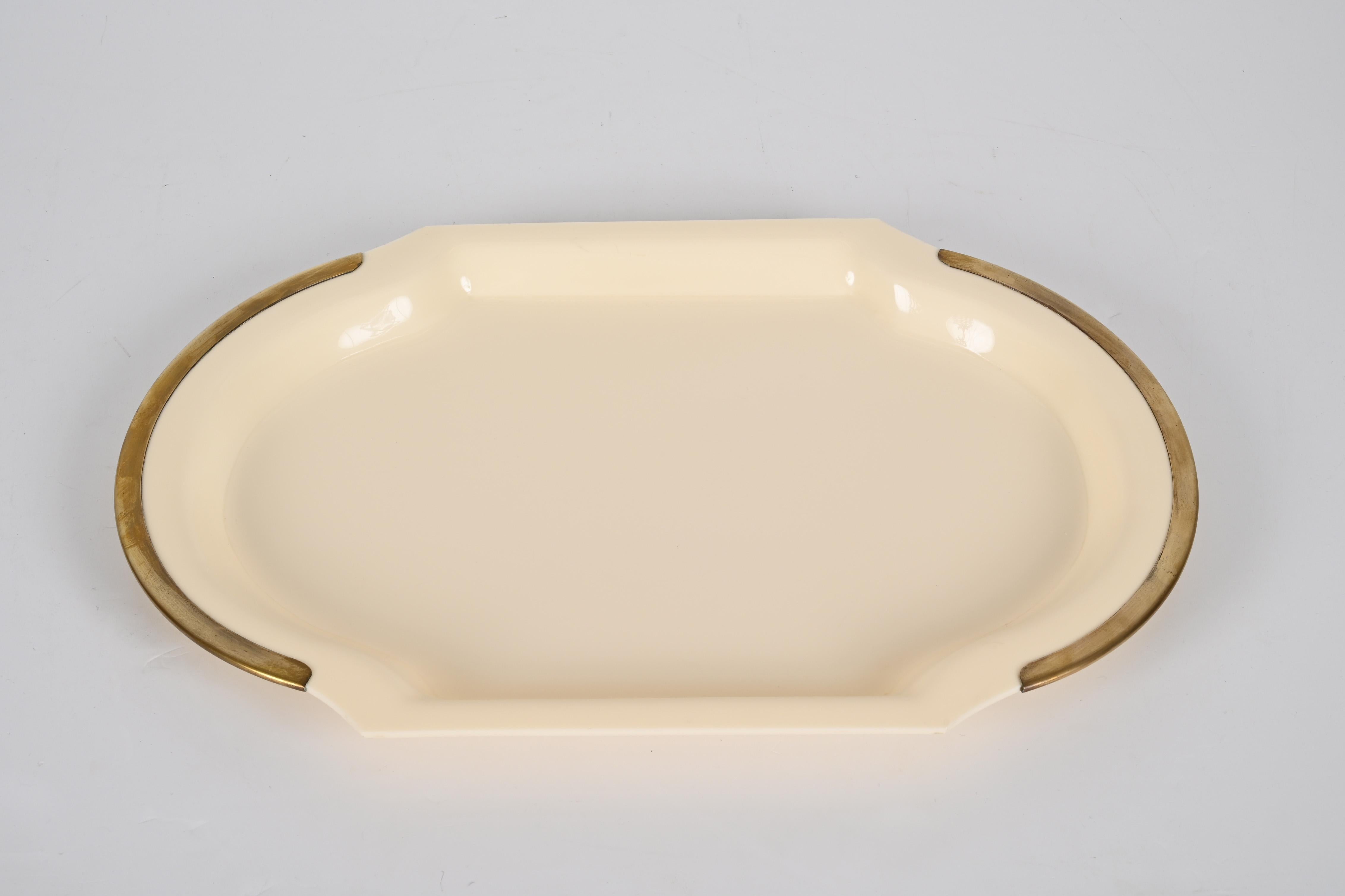 Mid-Century Oval Serving Tray in Brass and Cream-Colored Plexiglass, Italy 1980s For Sale 1