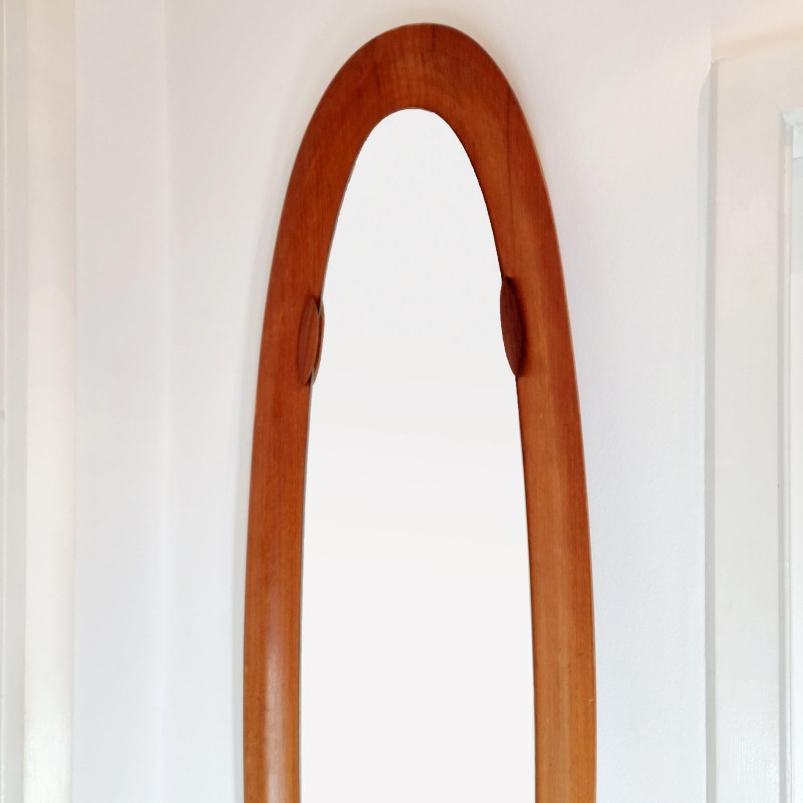 Classic Italian oval wall mirror from the 60s era. Designed by Campo e Graffi.
Teak material
In excellent vintage condition.