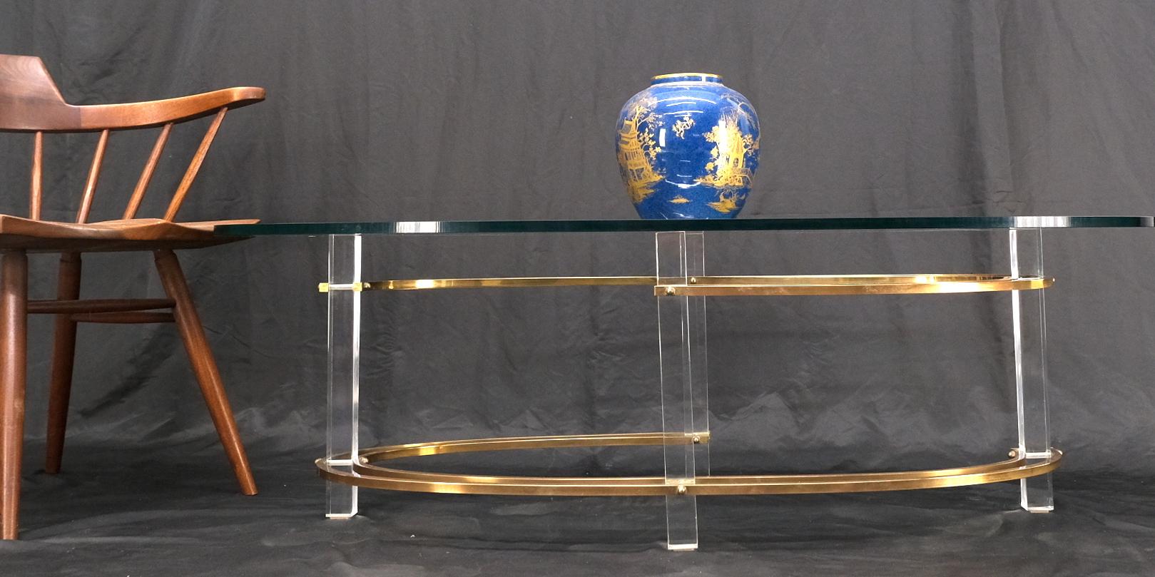 Mid-Century Modern Table basse ovale mi-siècle avec plateau en verre épais et base en laiton et lucite en vente