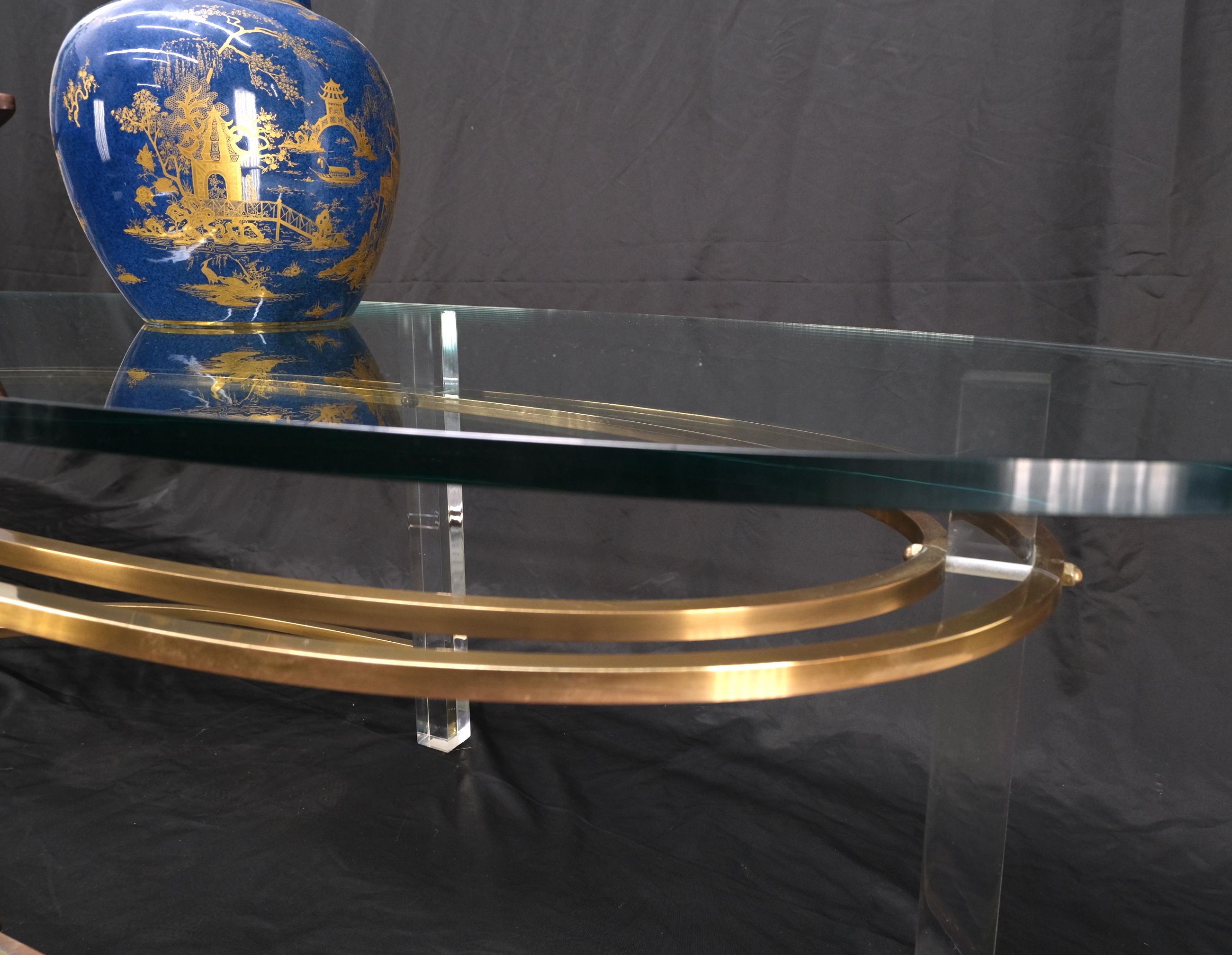 Américain Table basse ovale mi-siècle avec plateau en verre épais et base en laiton et lucite en vente