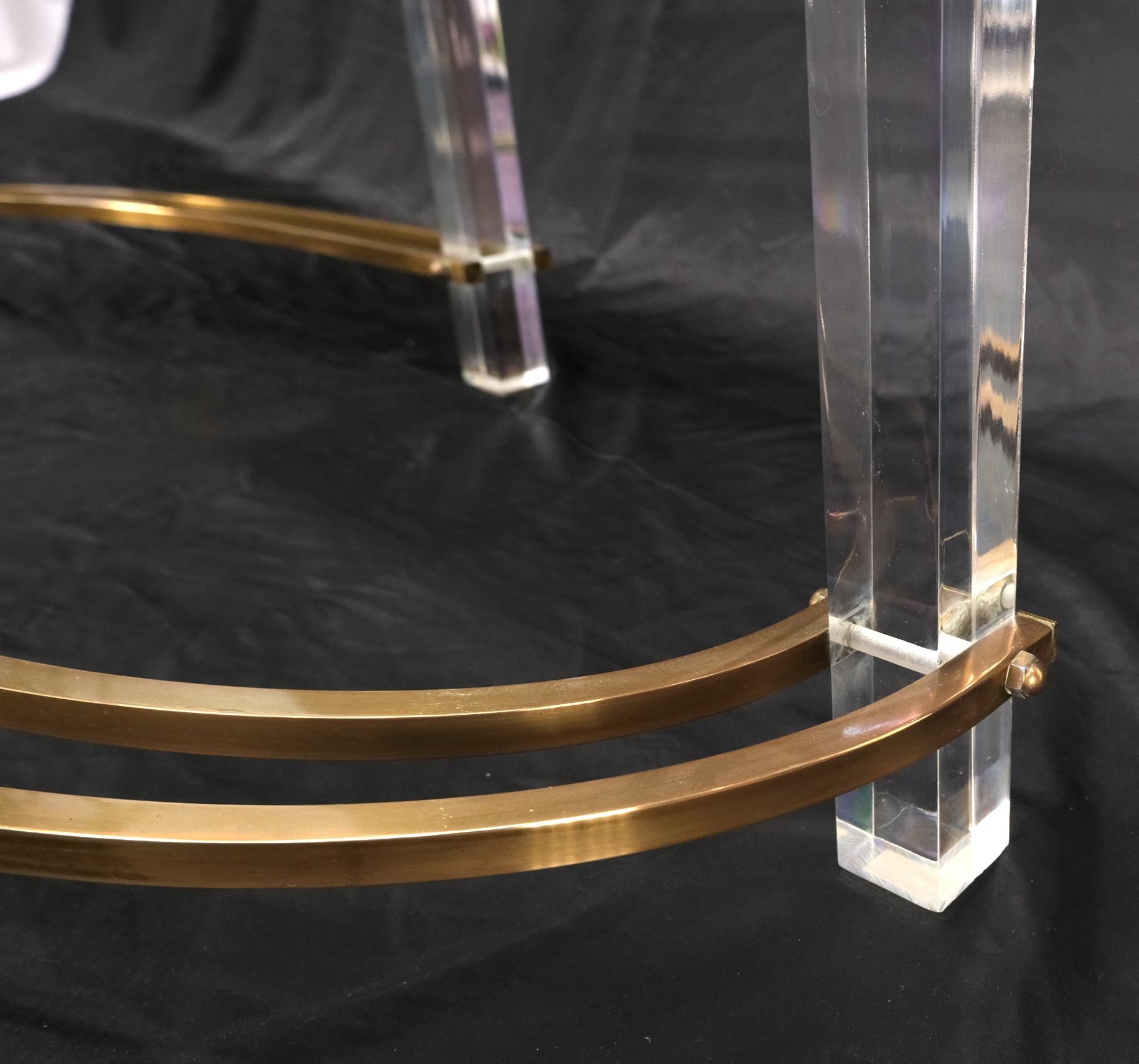 Laiton Table basse ovale mi-siècle avec plateau en verre épais et base en laiton et lucite en vente