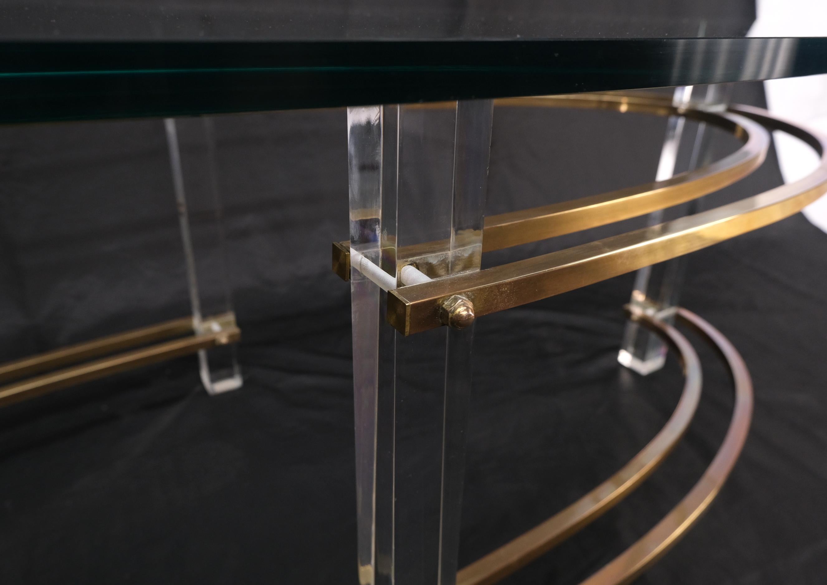 Table basse ovale mi-siècle avec plateau en verre épais et base en laiton et lucite en vente 2