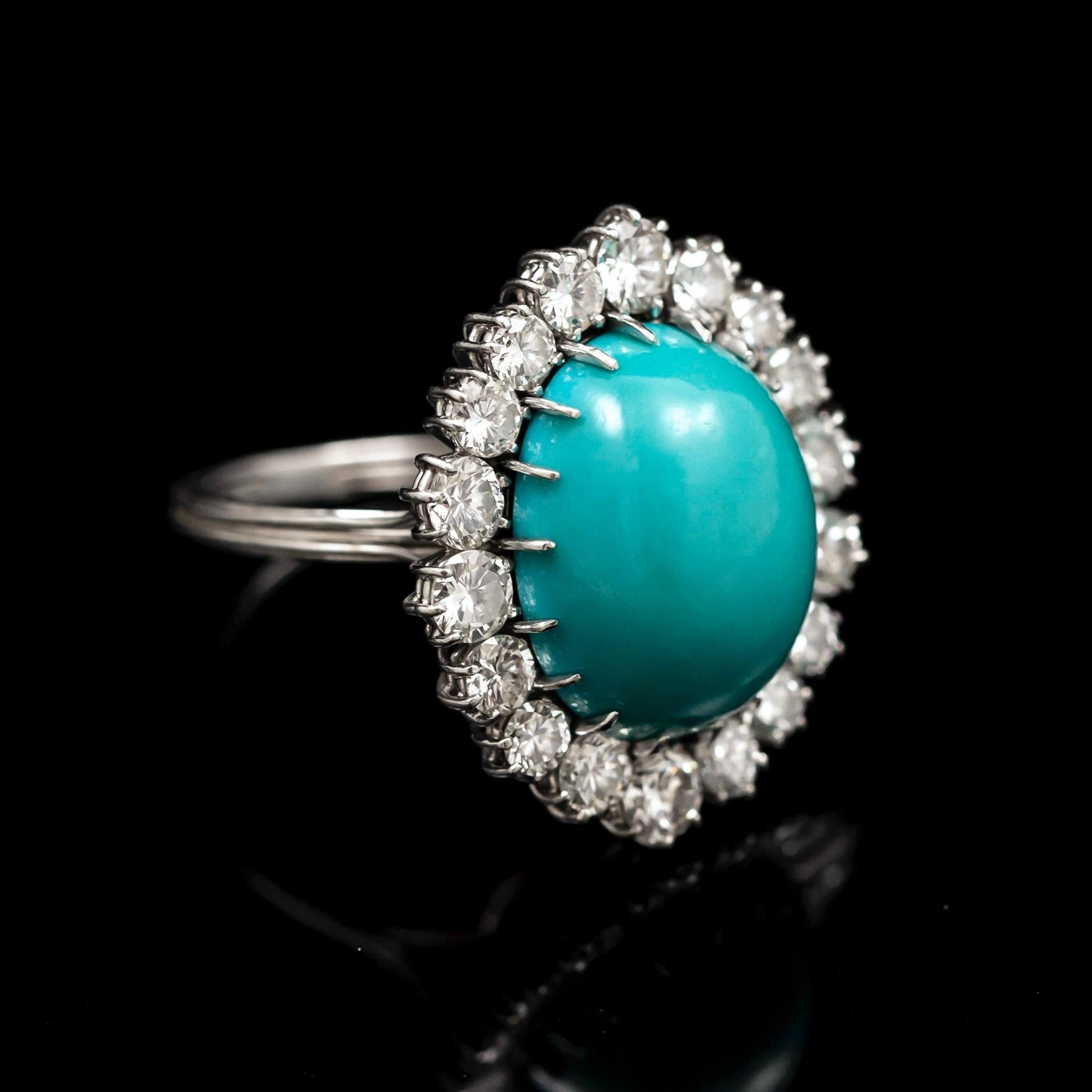 Moderne Mid-Century Oval Turquoise Round Brilliant Cut Diamond Cluster Ring Platinum en vente