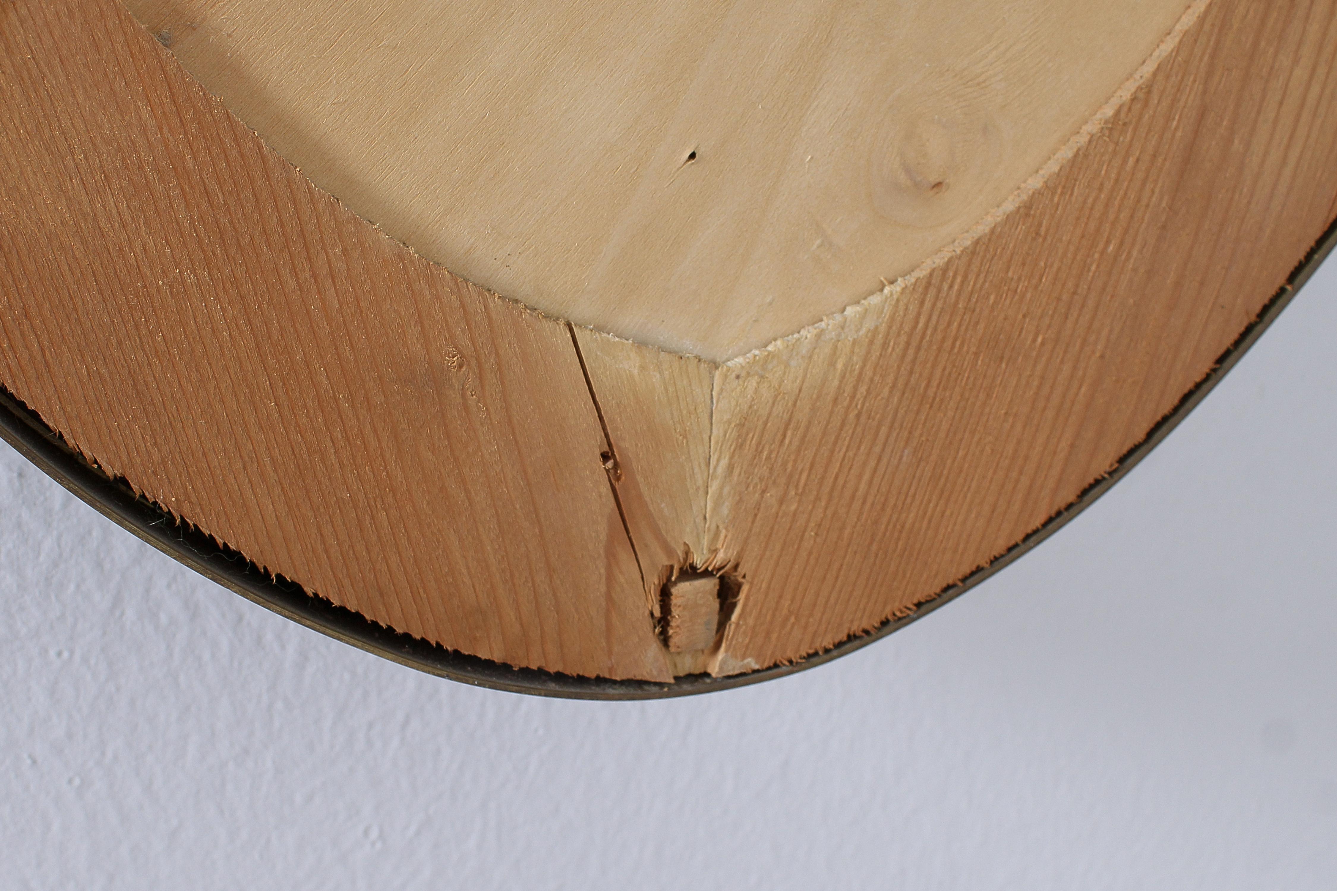 Specchio da parete ovale di metà secolo con cornice e fregio in ottone anni '50 Italia in vendita 3