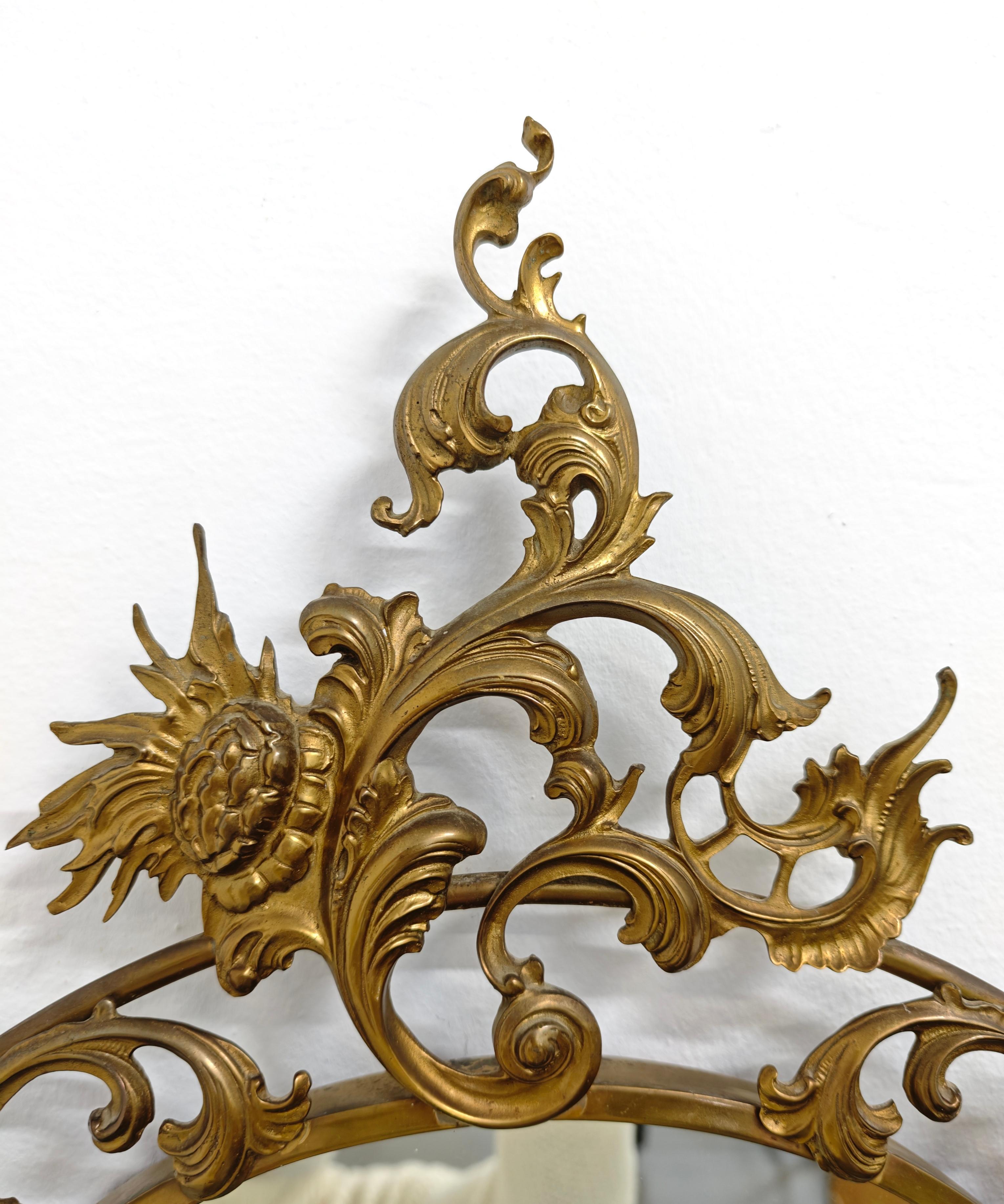 GEFERTIGT IN ITALIEN, ca. 1940/50er Jahre
Ovaler Wandspiegel mit Messingrahmen, verziert mit floralen Motiven und verspiegeltem Cymatium-Glas. Bitte sehen Sie sich das Video und die Fotos sorgfältig an, vielen Dank.

Nur Spiegelglasmaße: 61 x 46