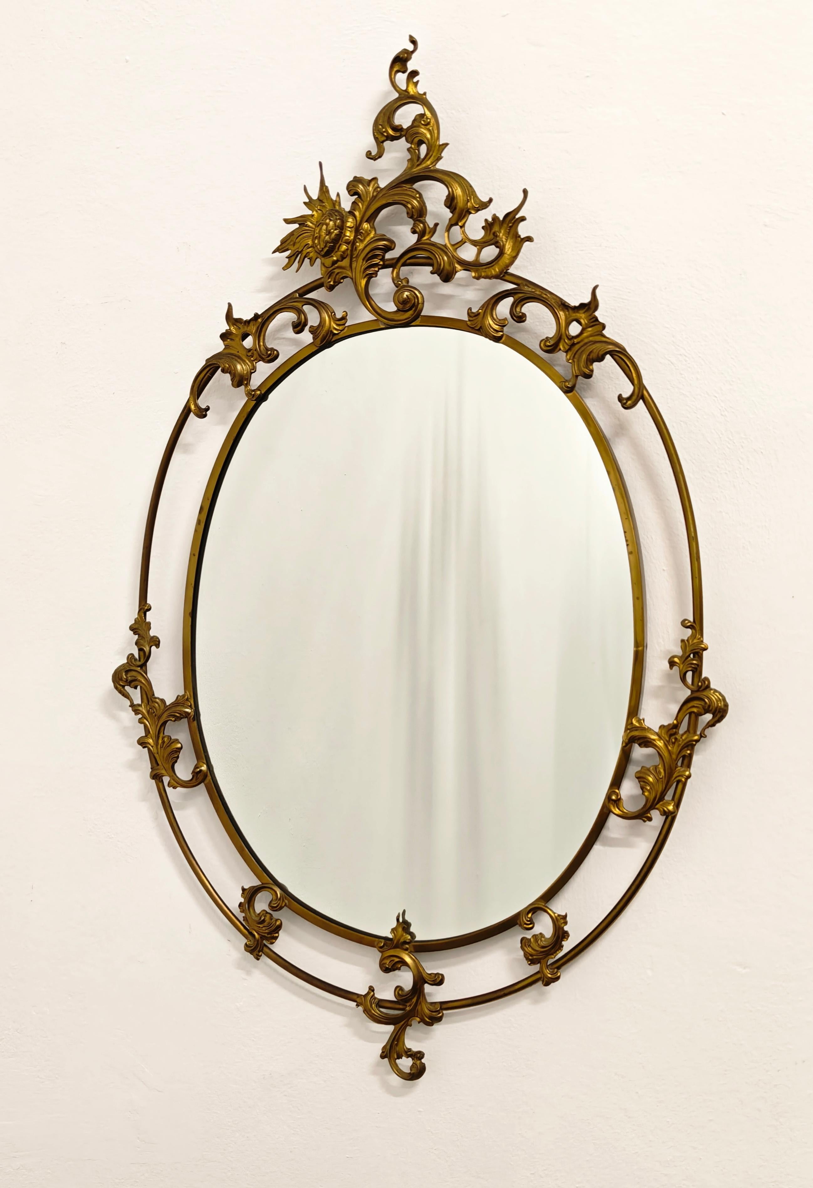 Mid-Century Oval Wandspiegel mit dekorativen Messingrahmen Italien 40/50s (Moderne der Mitte des Jahrhunderts) im Angebot