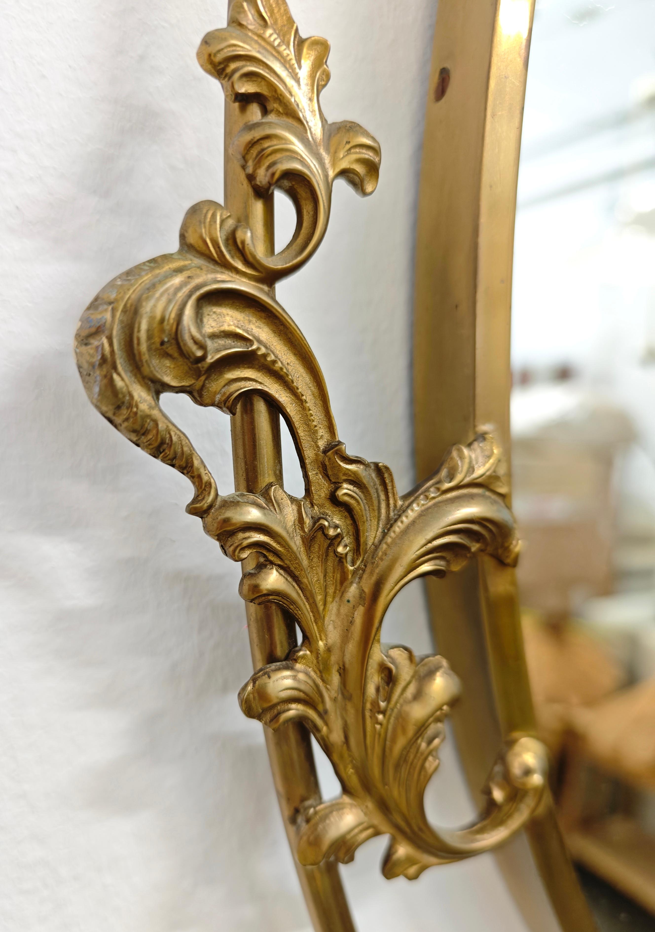 Mid-Century Oval Wandspiegel mit dekorativen Messingrahmen Italien 40/50s (Italienisch) im Angebot