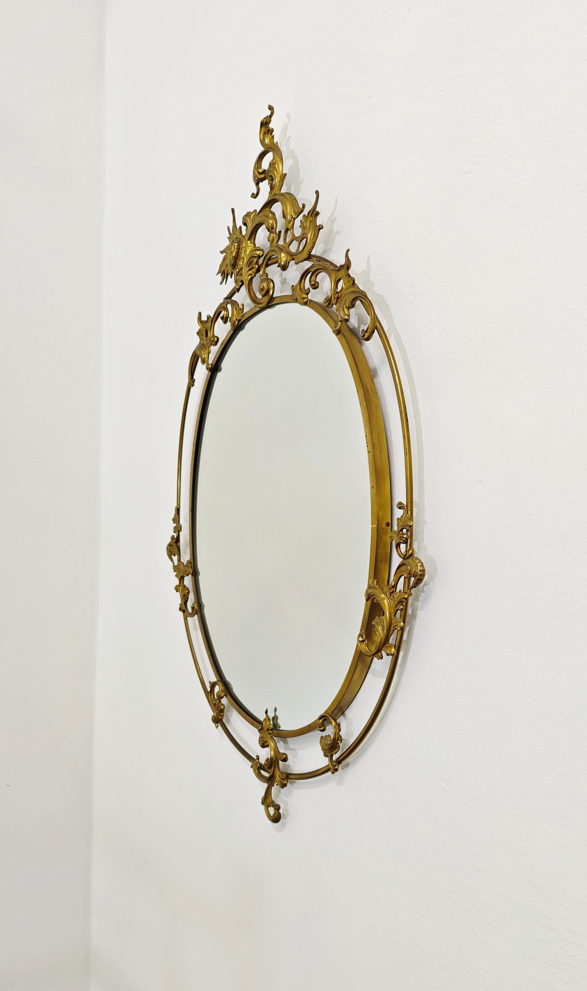 Mid-Century Oval Wandspiegel mit dekorativen Messingrahmen Italien 40/50s im Zustand „Gut“ im Angebot in Palermo, IT