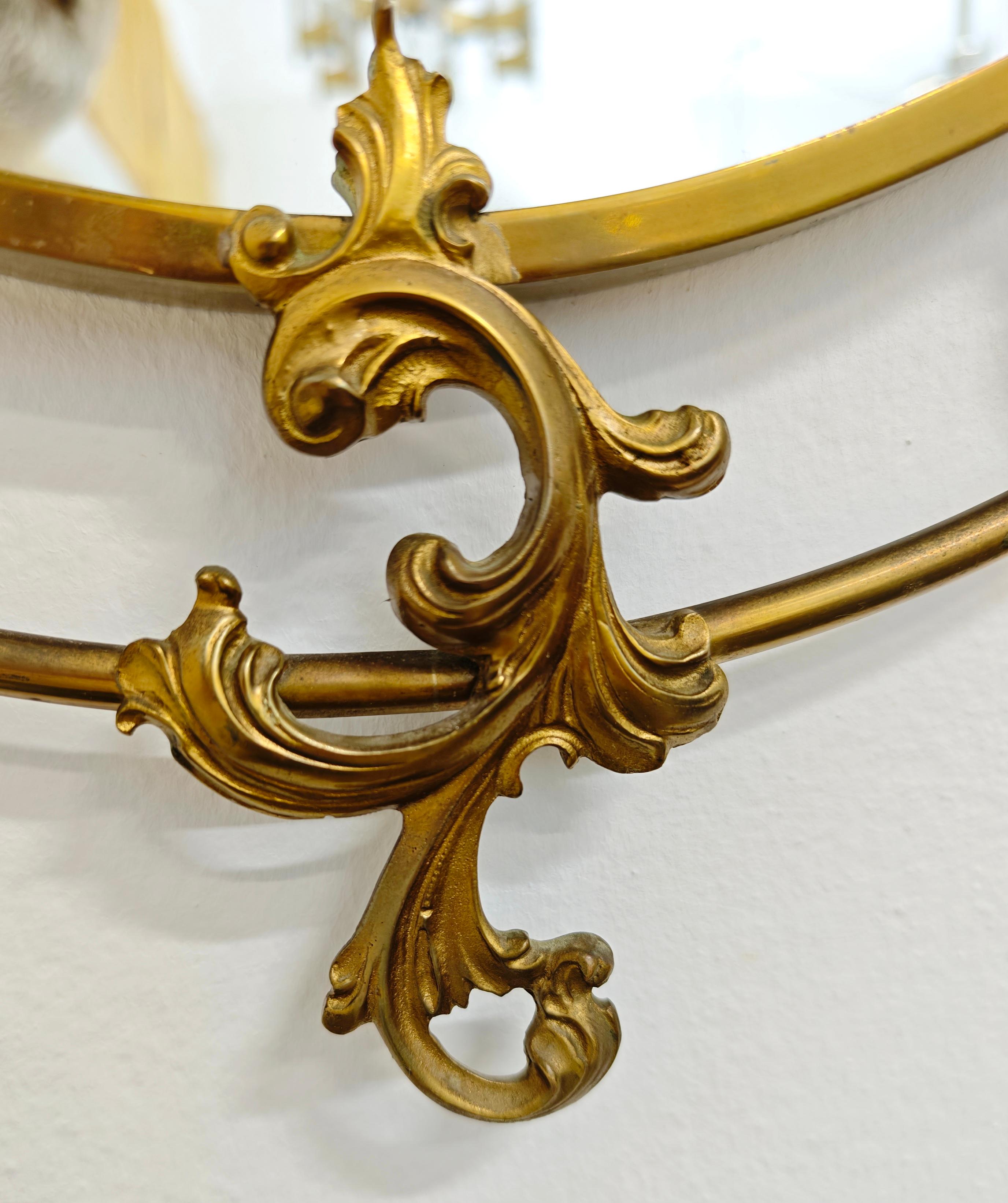 Mid-Century Oval Wandspiegel mit dekorativen Messingrahmen Italien 40/50s (Mitte des 20. Jahrhunderts) im Angebot