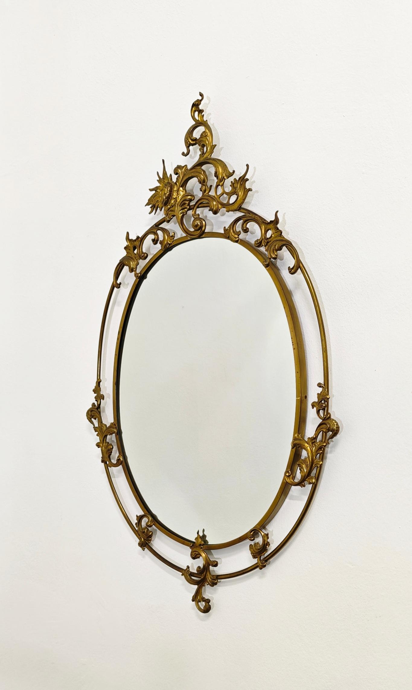 Mid-Century Oval Wandspiegel mit dekorativen Messingrahmen Italien 40/50s im Angebot 2