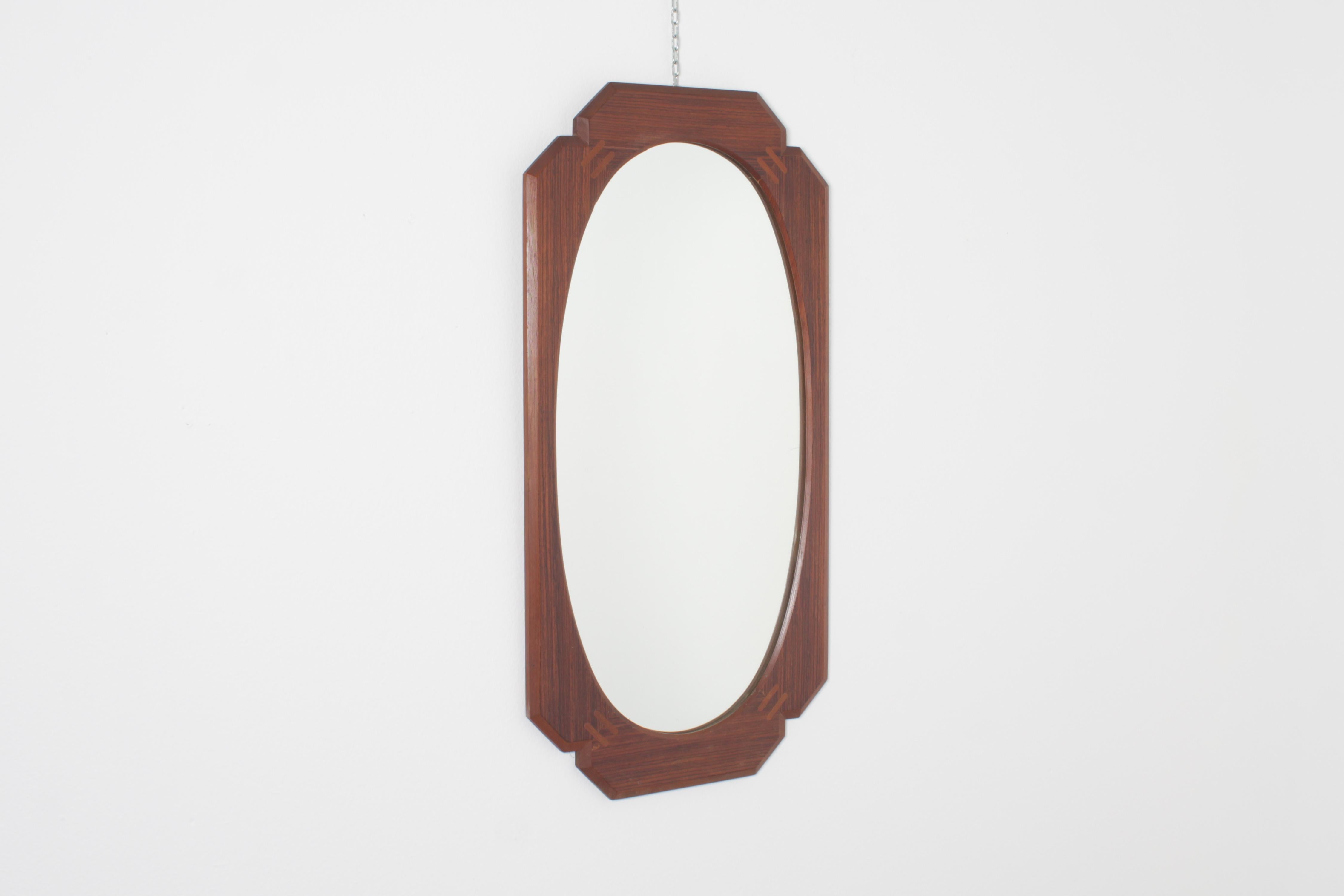 Mid-Century moderno Specchio da parete ovale di metà secolo con cornice geometrica in legno, Italia anni '60 in vendita