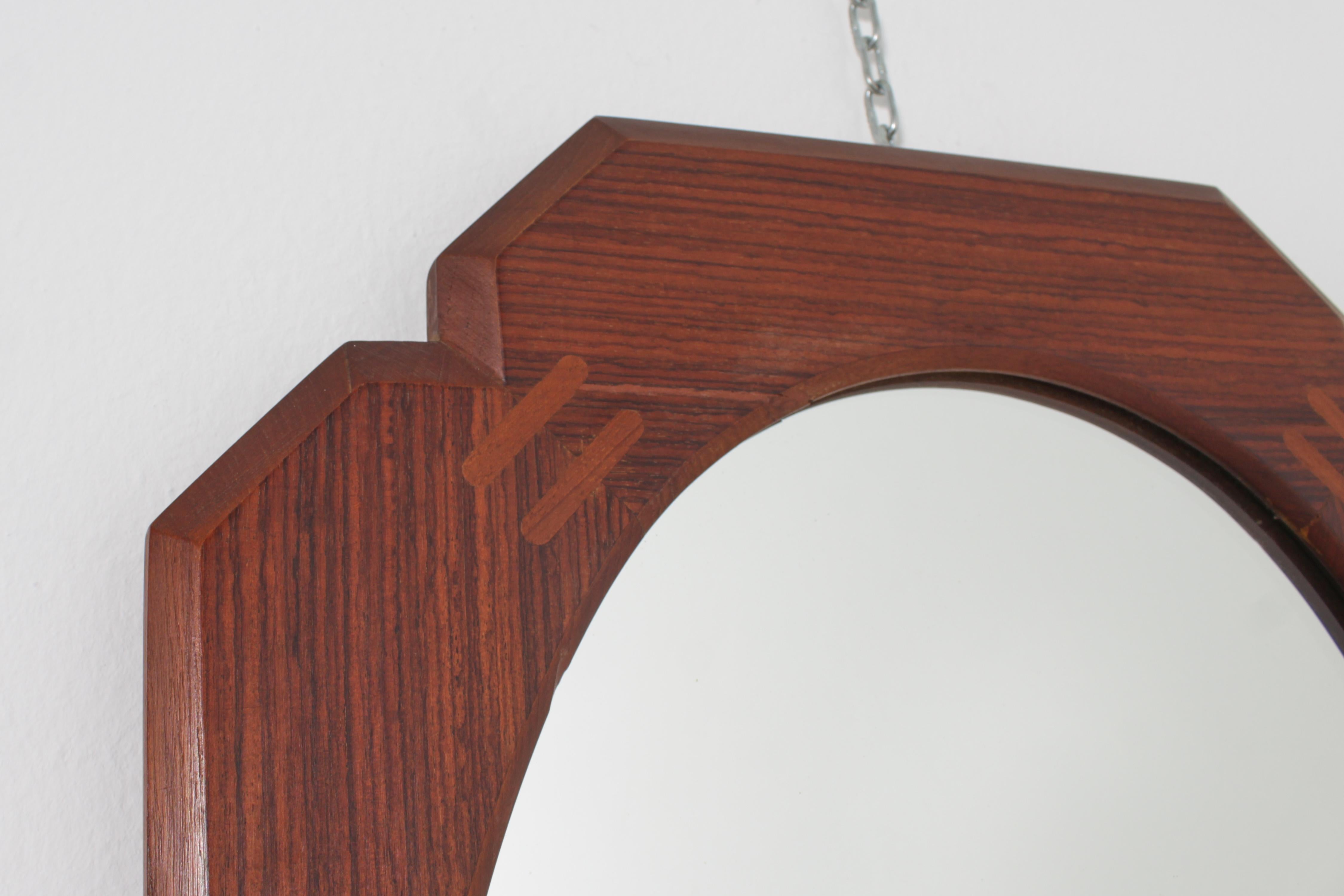 Specchio da parete ovale di metà secolo con cornice geometrica in legno, Italia anni '60 In condizioni buone in vendita a Palermo, IT